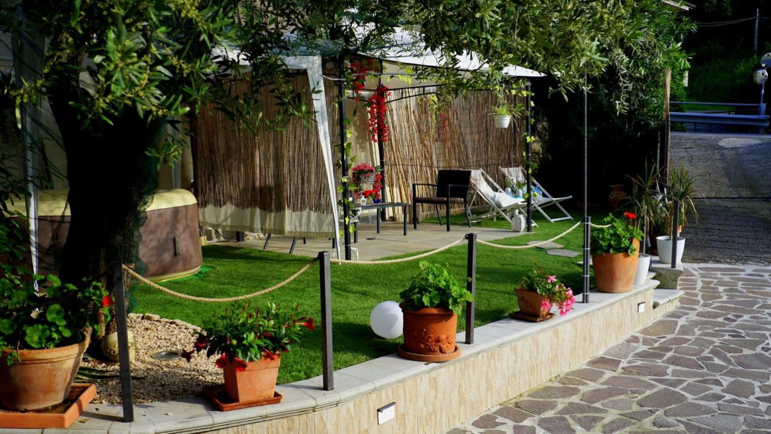 One-Bedroom Apartment with Garden photo 2