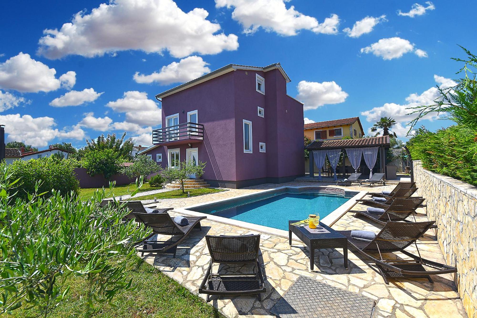 Five-Bedroom House photo 3