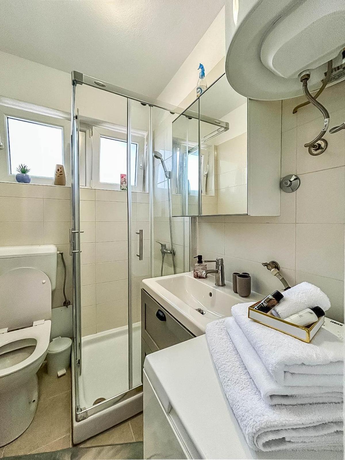One-Bedroom Apartment with Balcony and Sea View photo 2