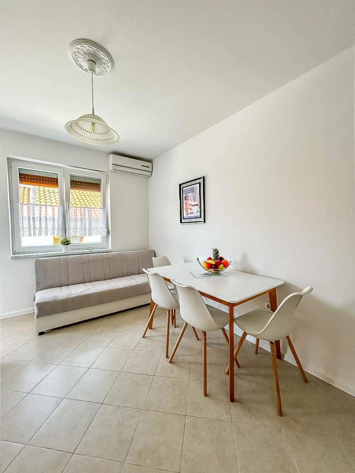 One-Bedroom Apartment with Balcony and Sea View photo 3
