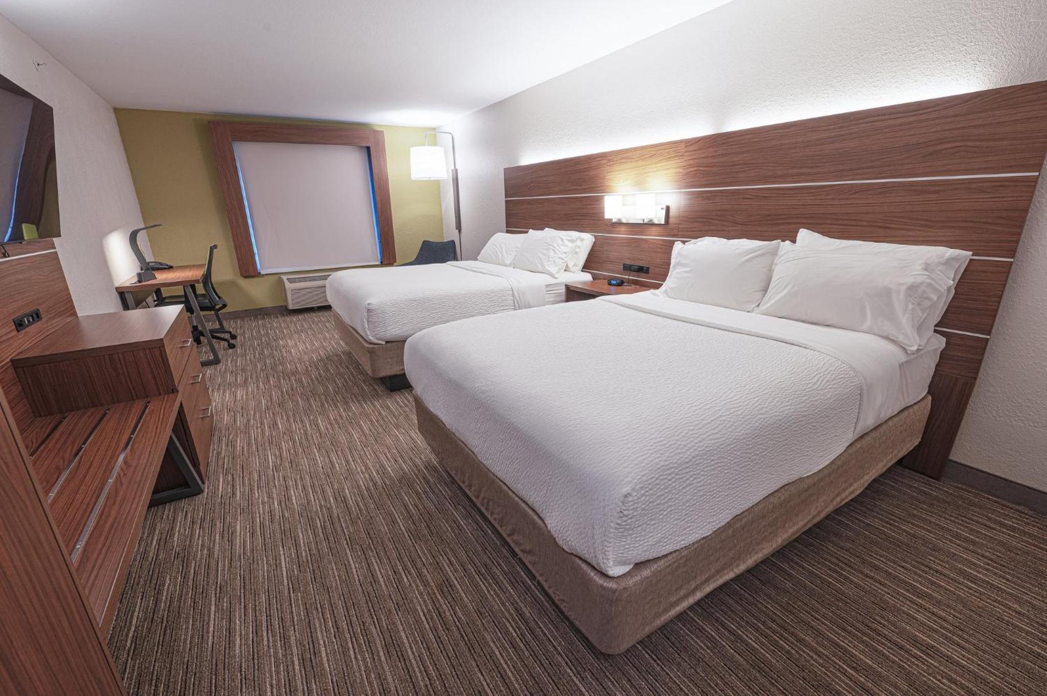 Standard Queen Room with Two Queen Beds - Photo 5