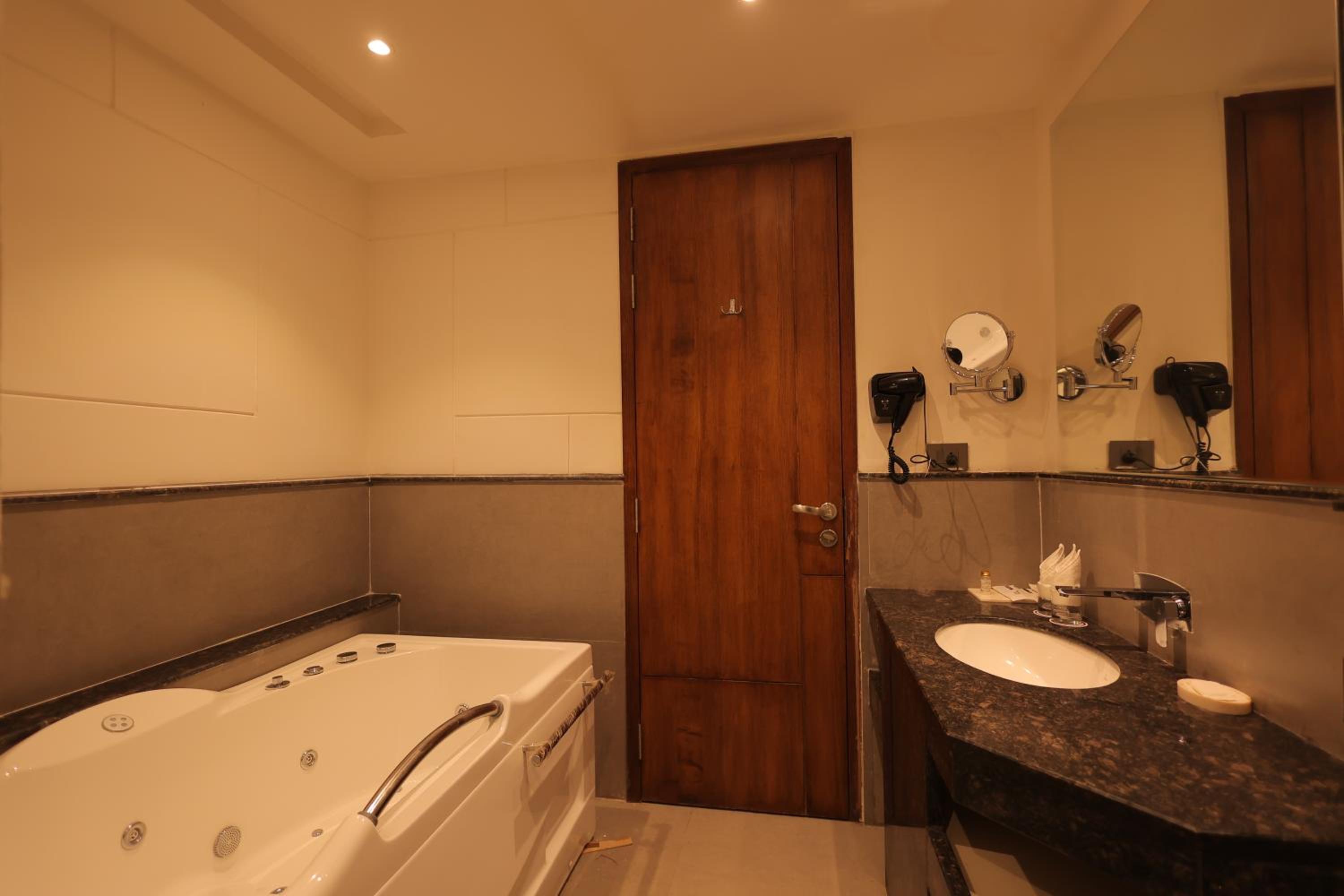 Premium King Room with Jacuzzi photo 2