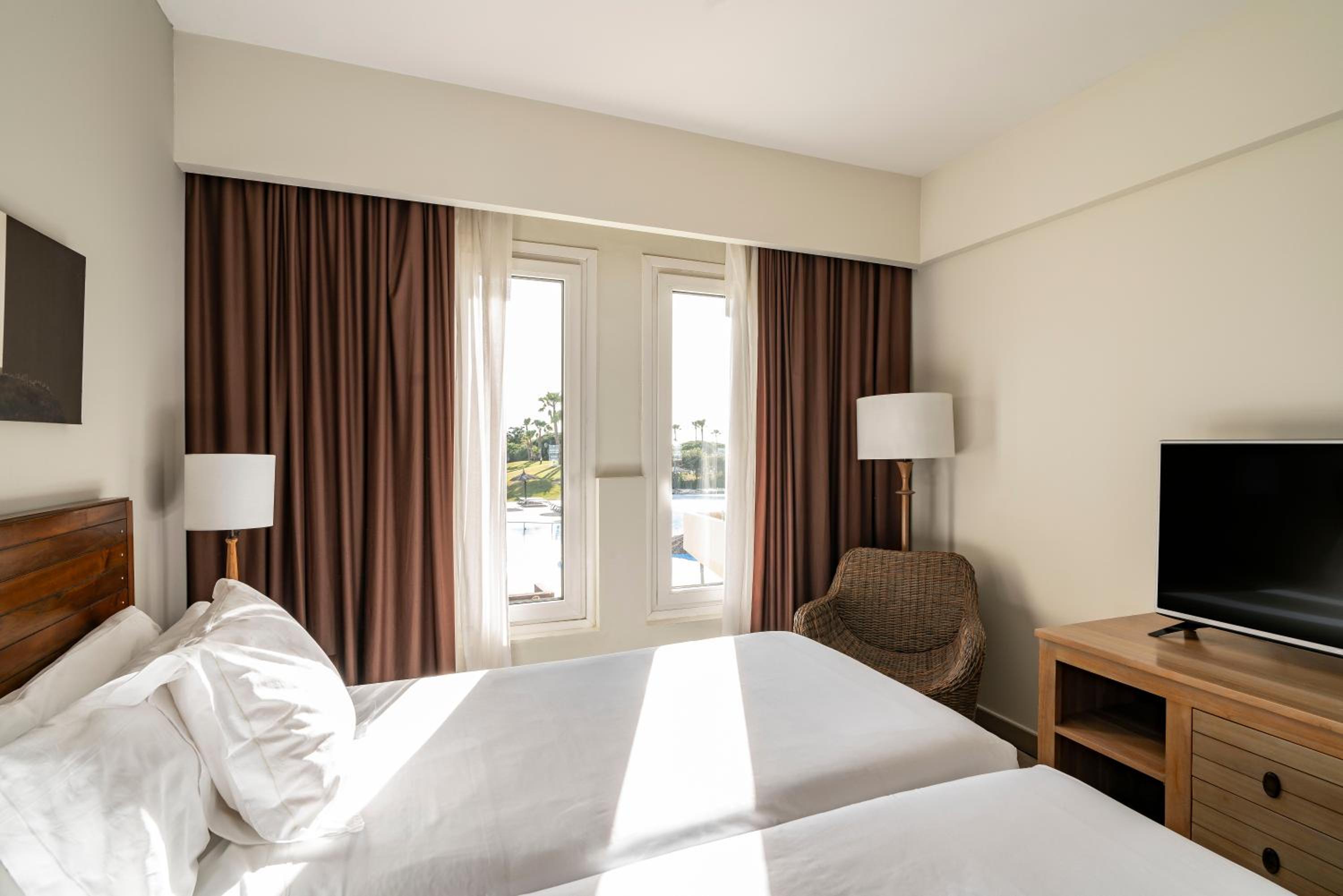 Junior Suite Pool View (2 Adults) - Photo 6