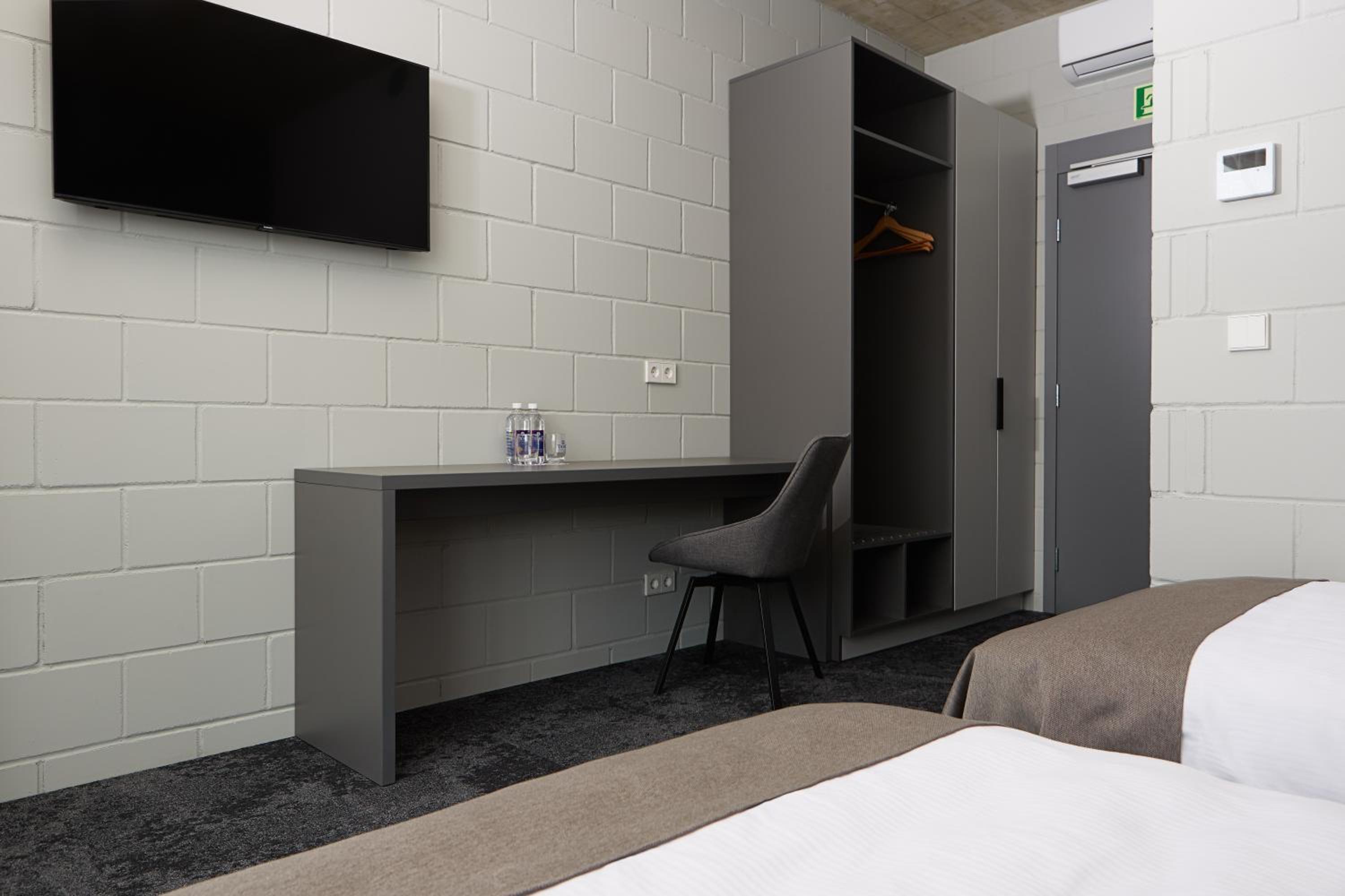 Twin Room - Photo 7