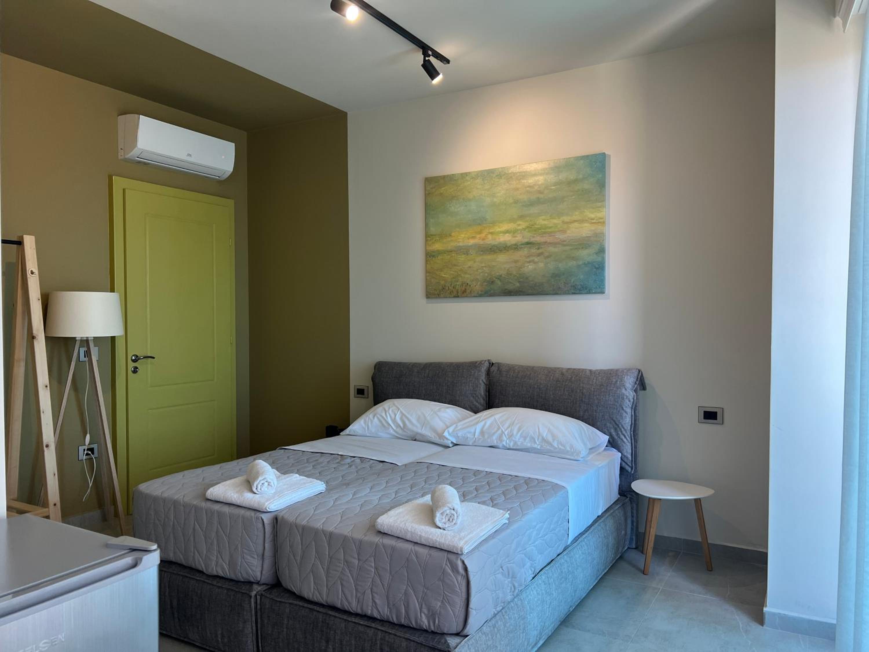 Deluxe One-Bedroom Apartment with City View photo 1