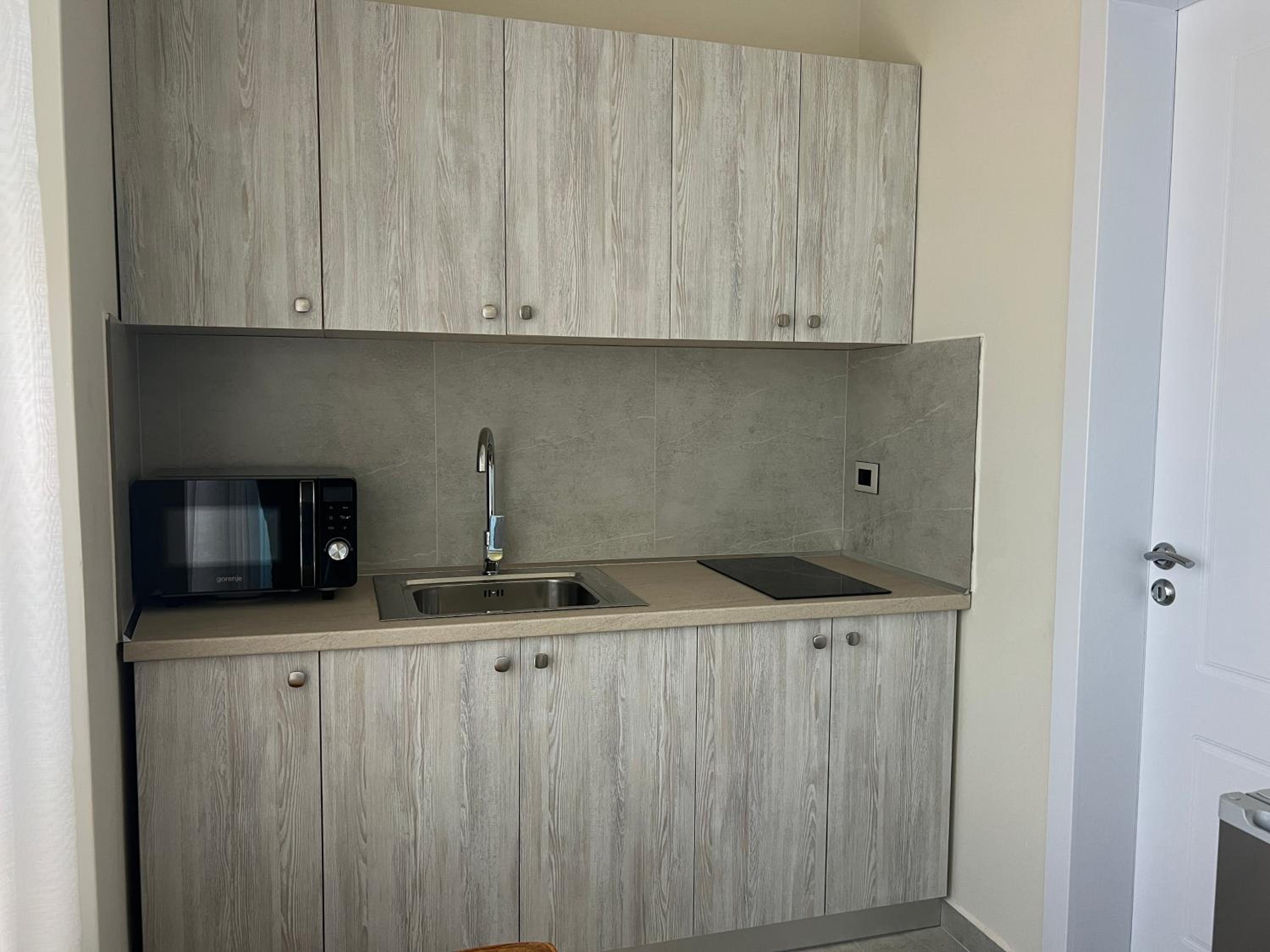 Deluxe One-Bedroom Apartment with City View photo 2