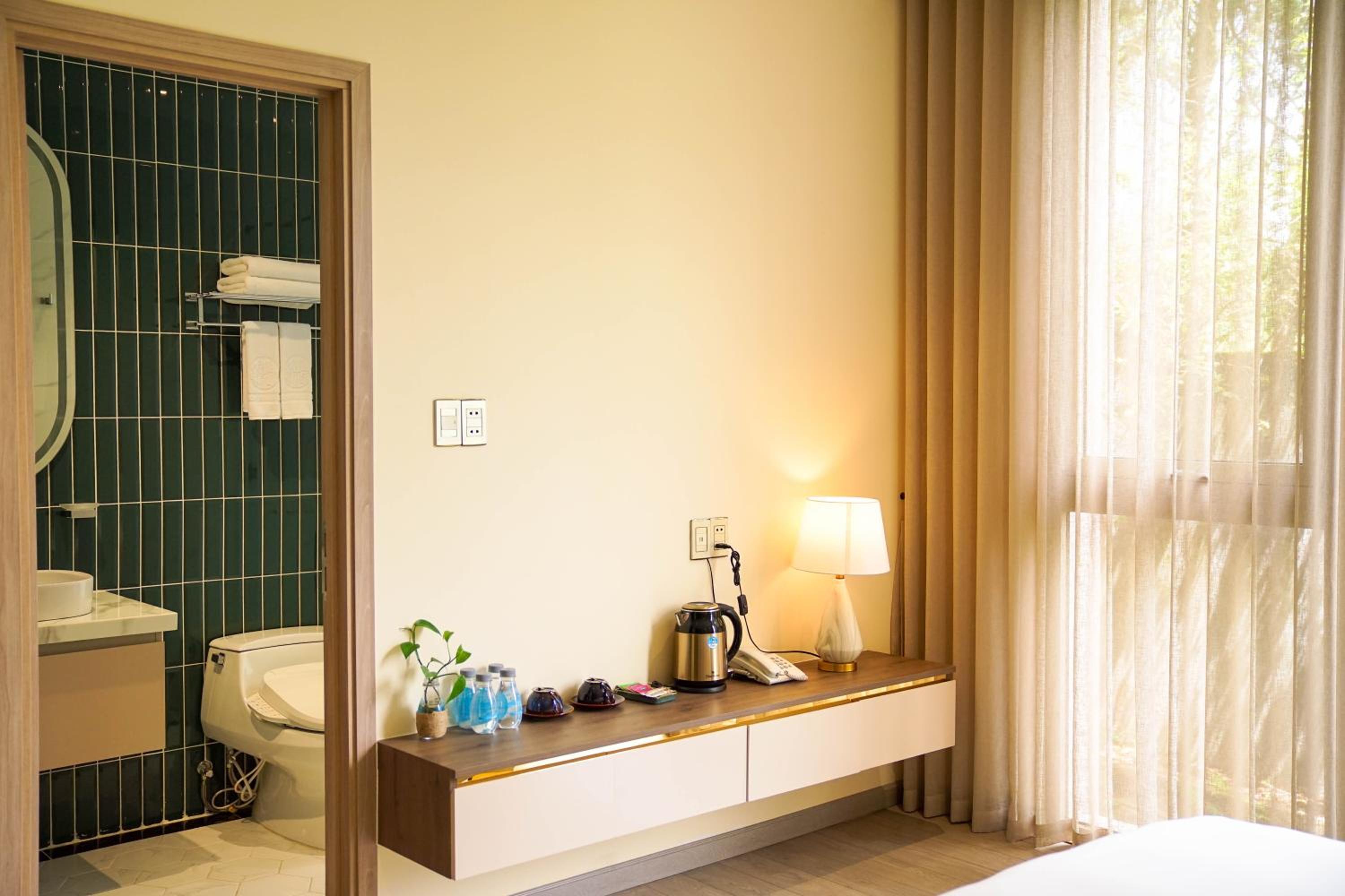Deluxe King Room photo 1