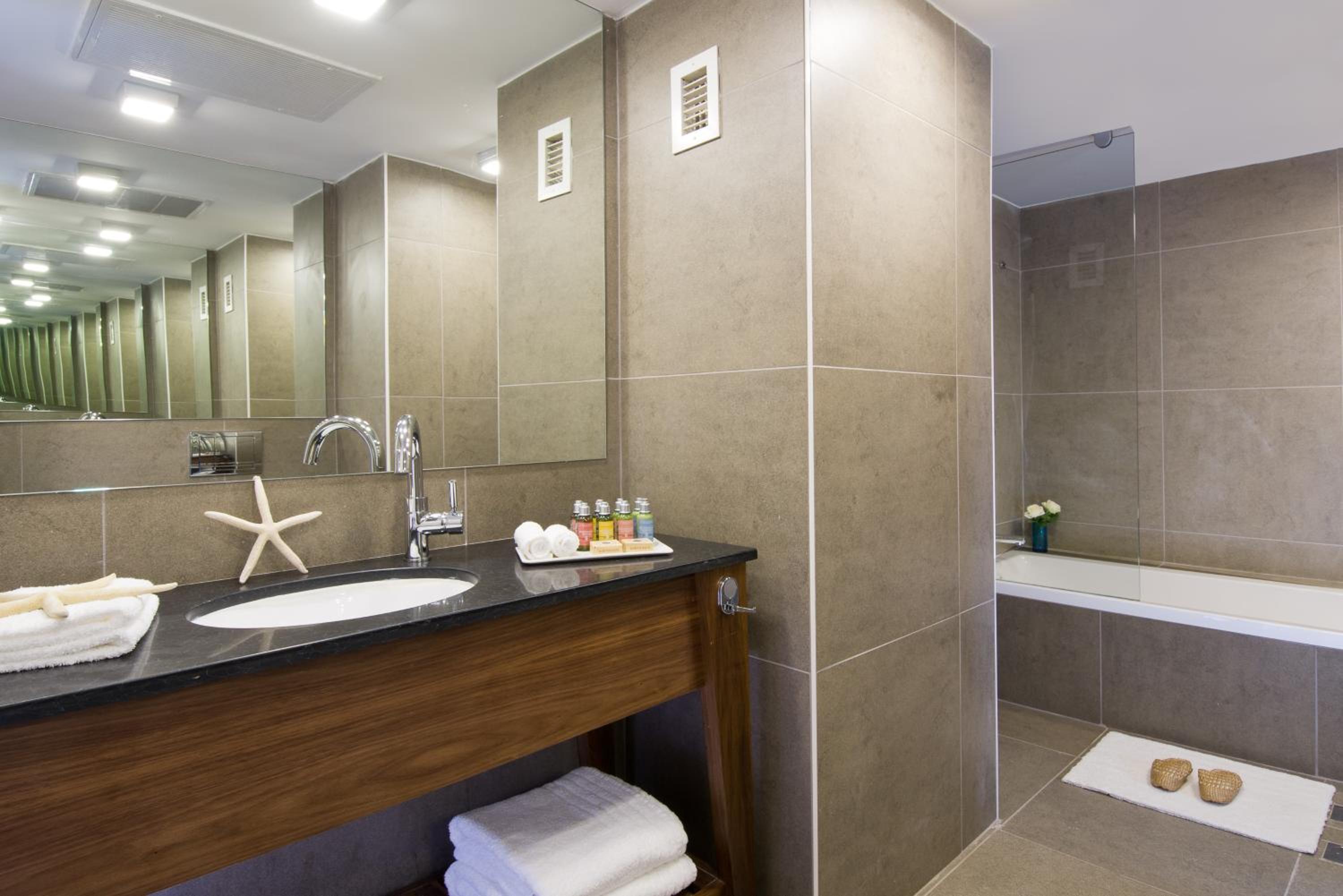 Suite - Photo 1