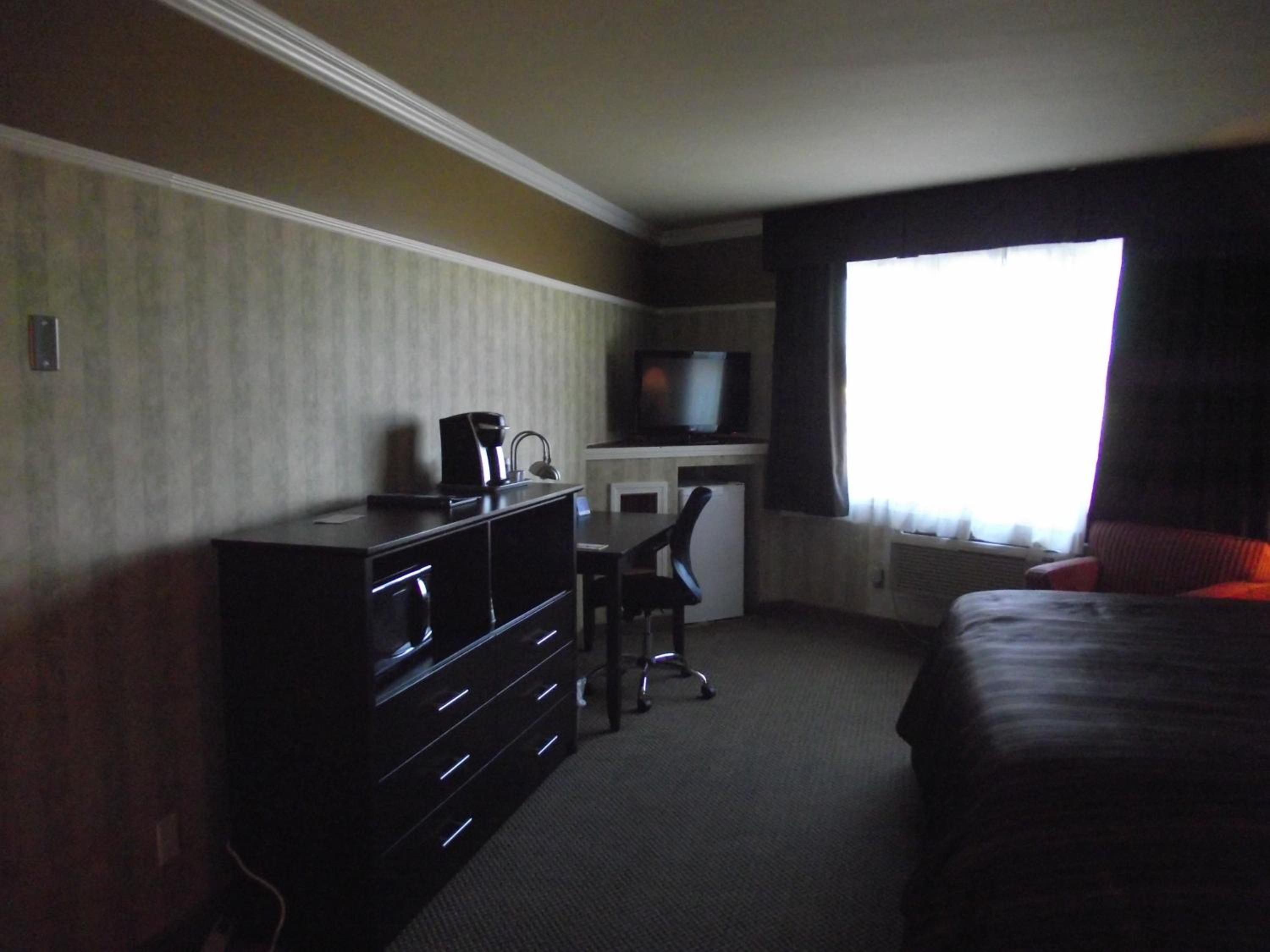 Deluxe King Suite - Photo 5