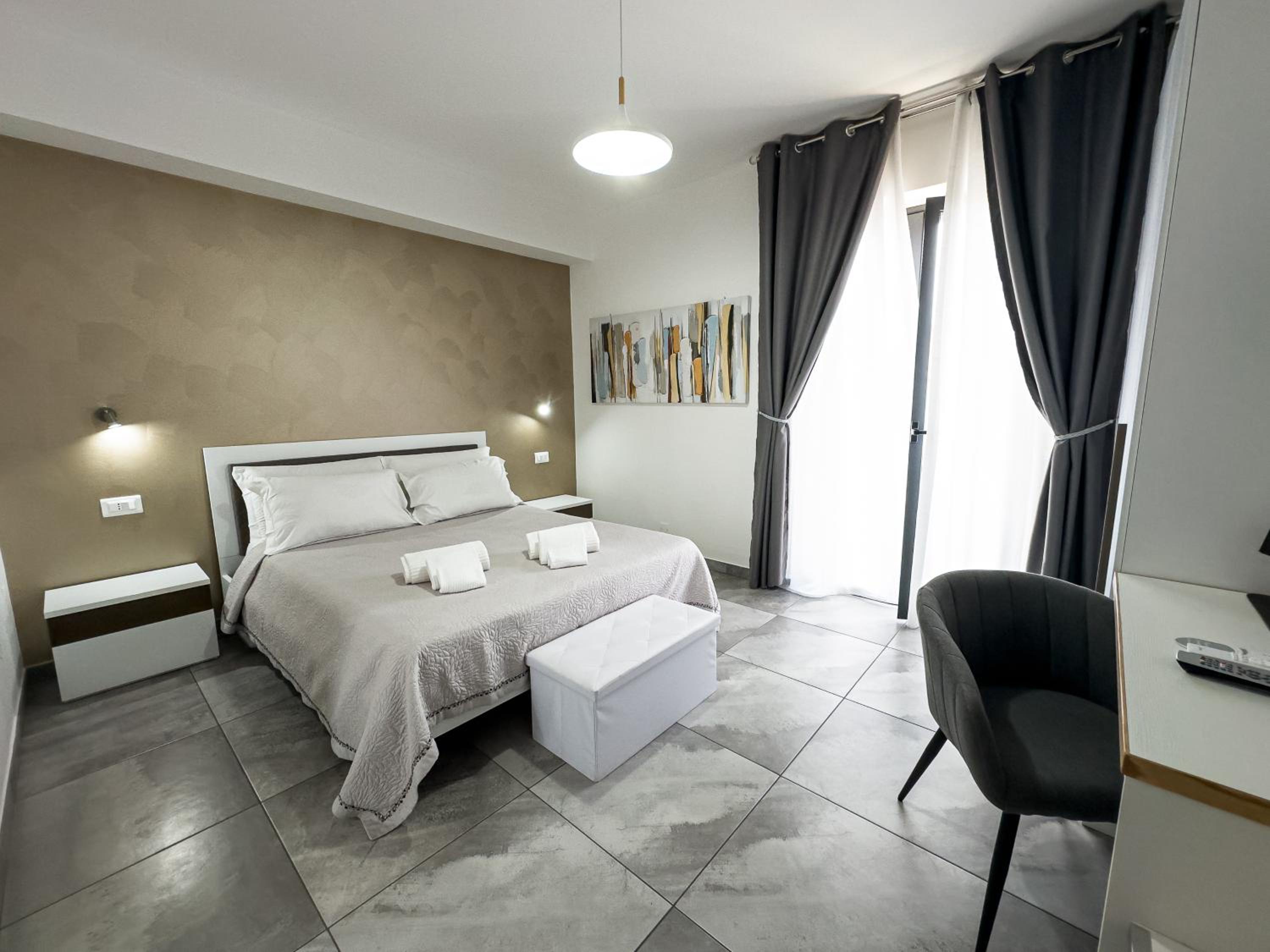 Deluxe Double Room with Side Sea View - Photo 1