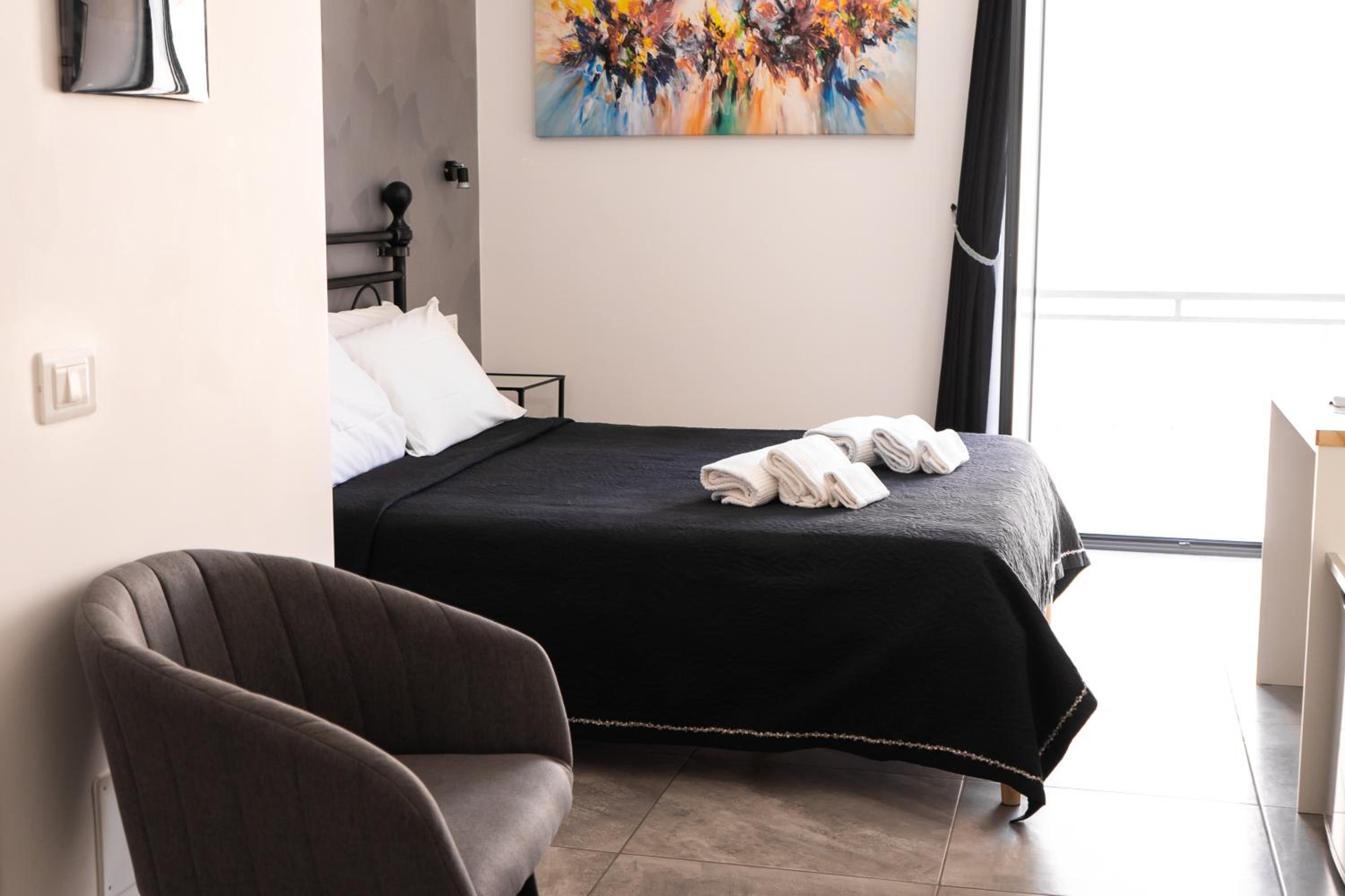 Double Room with Balcony - Photo 3