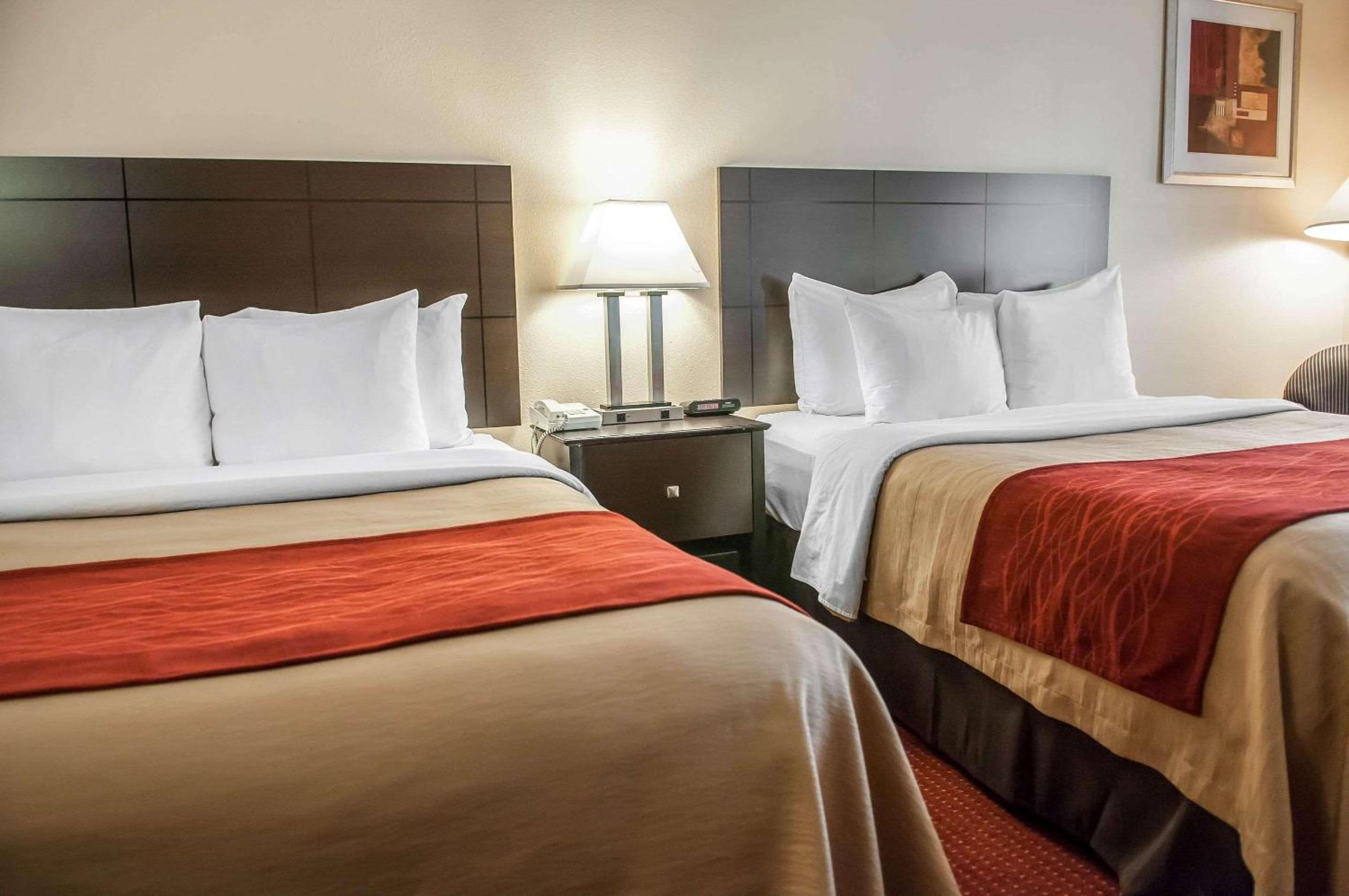 Queen Room with Two Queen Beds - Non-Smoking - Photo 2