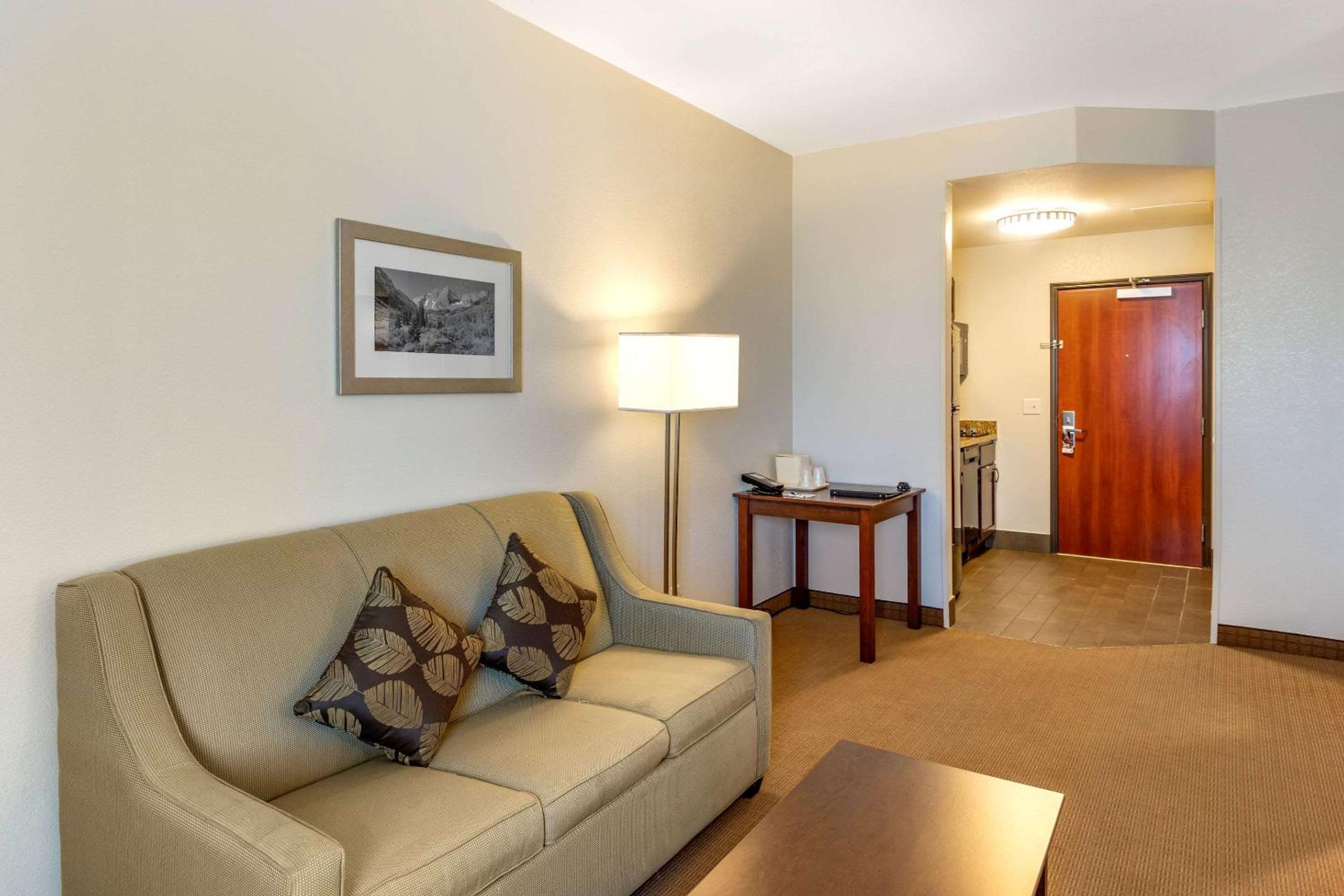 Queen Suite with Two Queen Beds and Sofa Bed - Non-Smoking - Photo 9