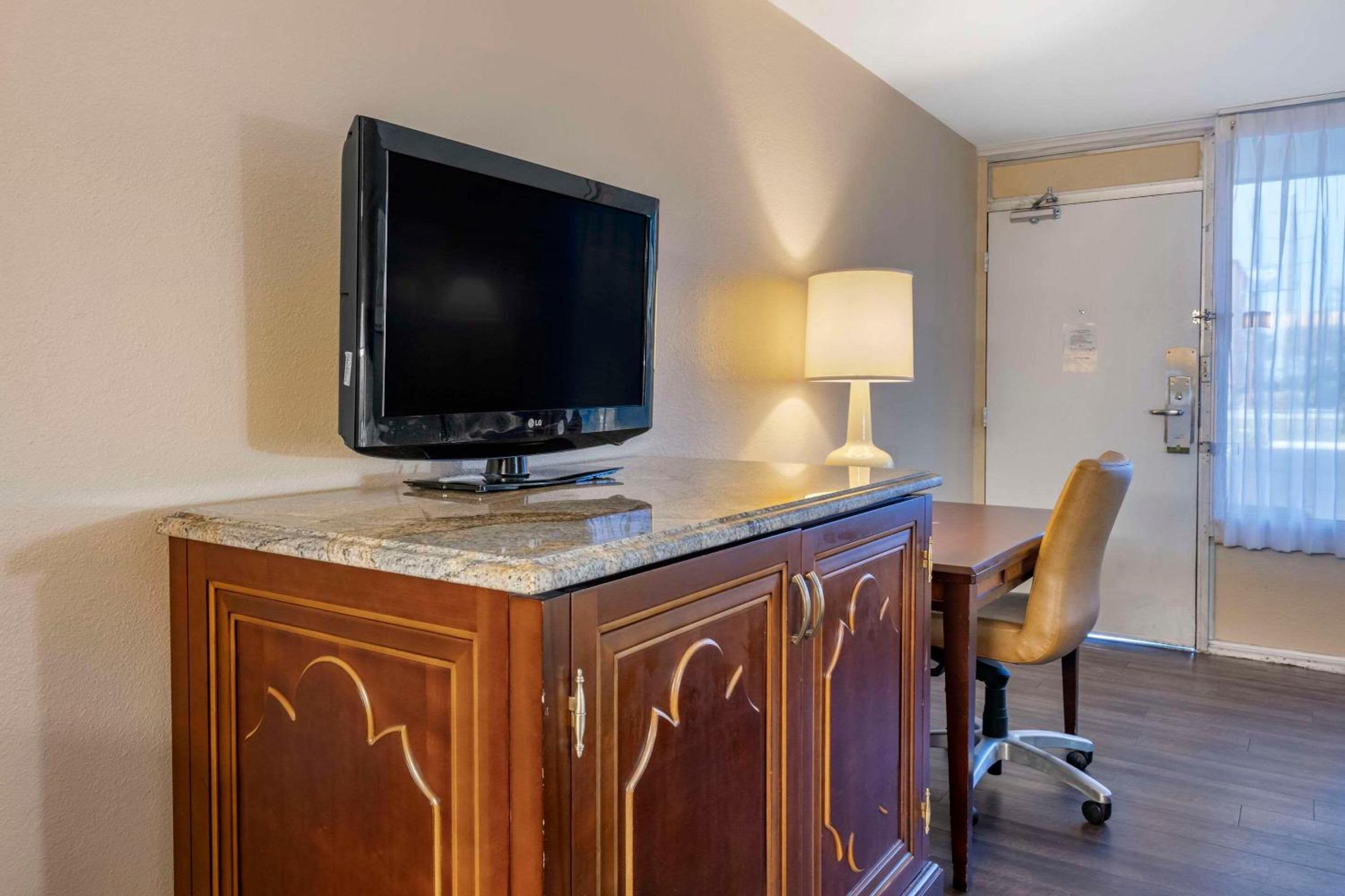 Queen Room with Two Queen Beds - Non-Smoking - Photo 3