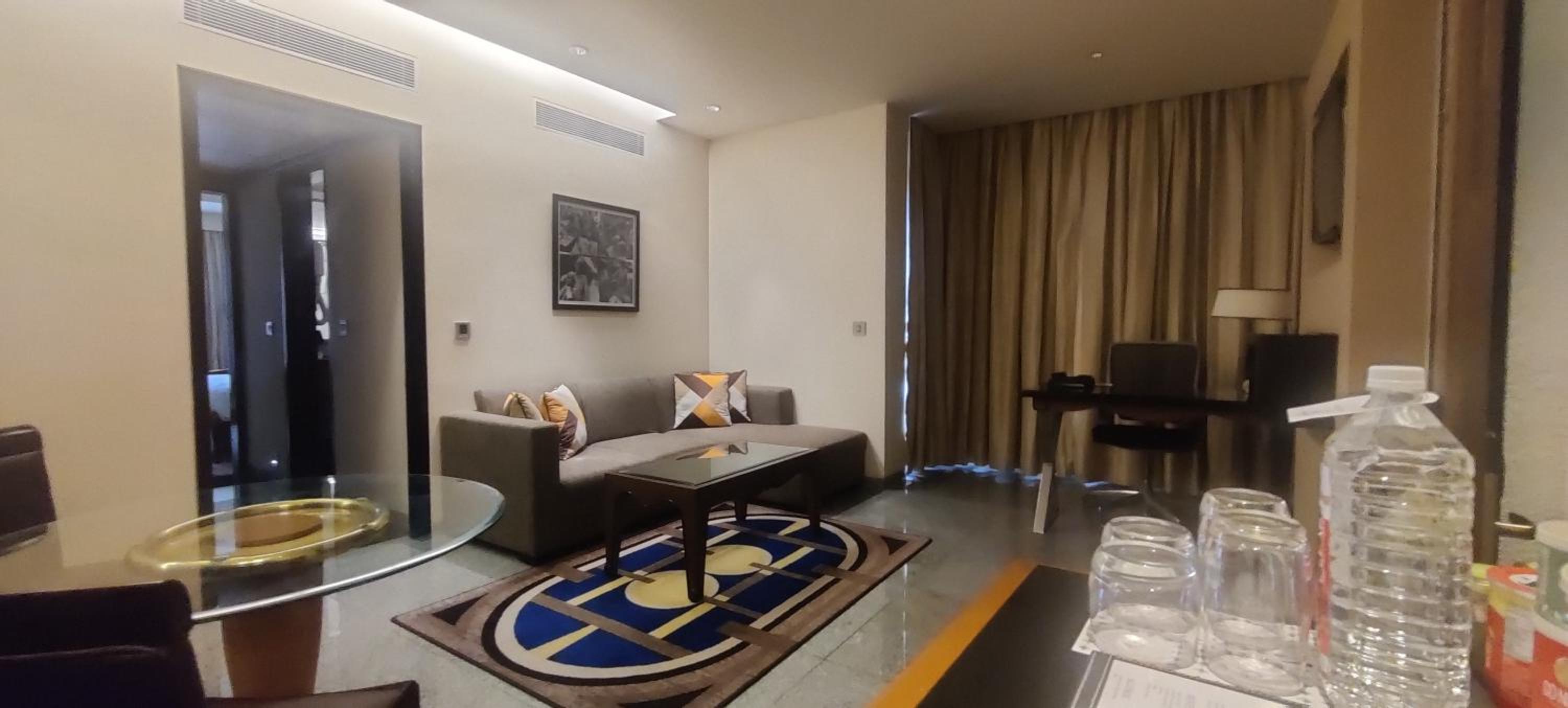 Deluxe Suite with Partial Sea View photo 3