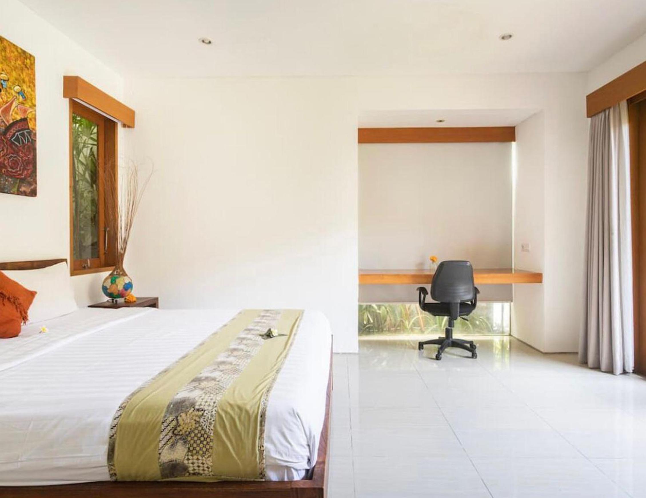 Three-Bedroom Villa with Private Pool and Garden - Photo 37