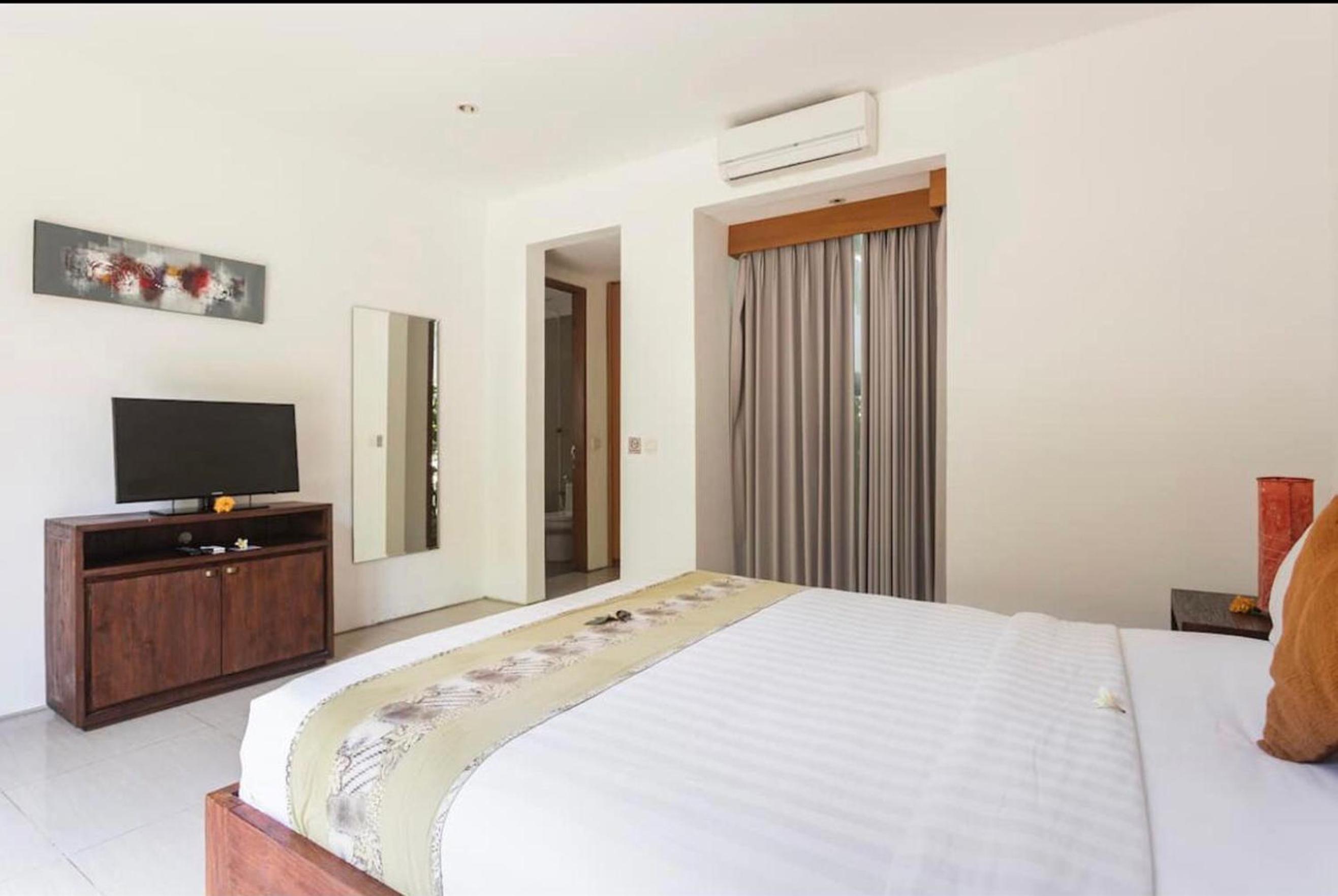 Three-Bedroom Villa with Private Pool and Garden - Photo 31
