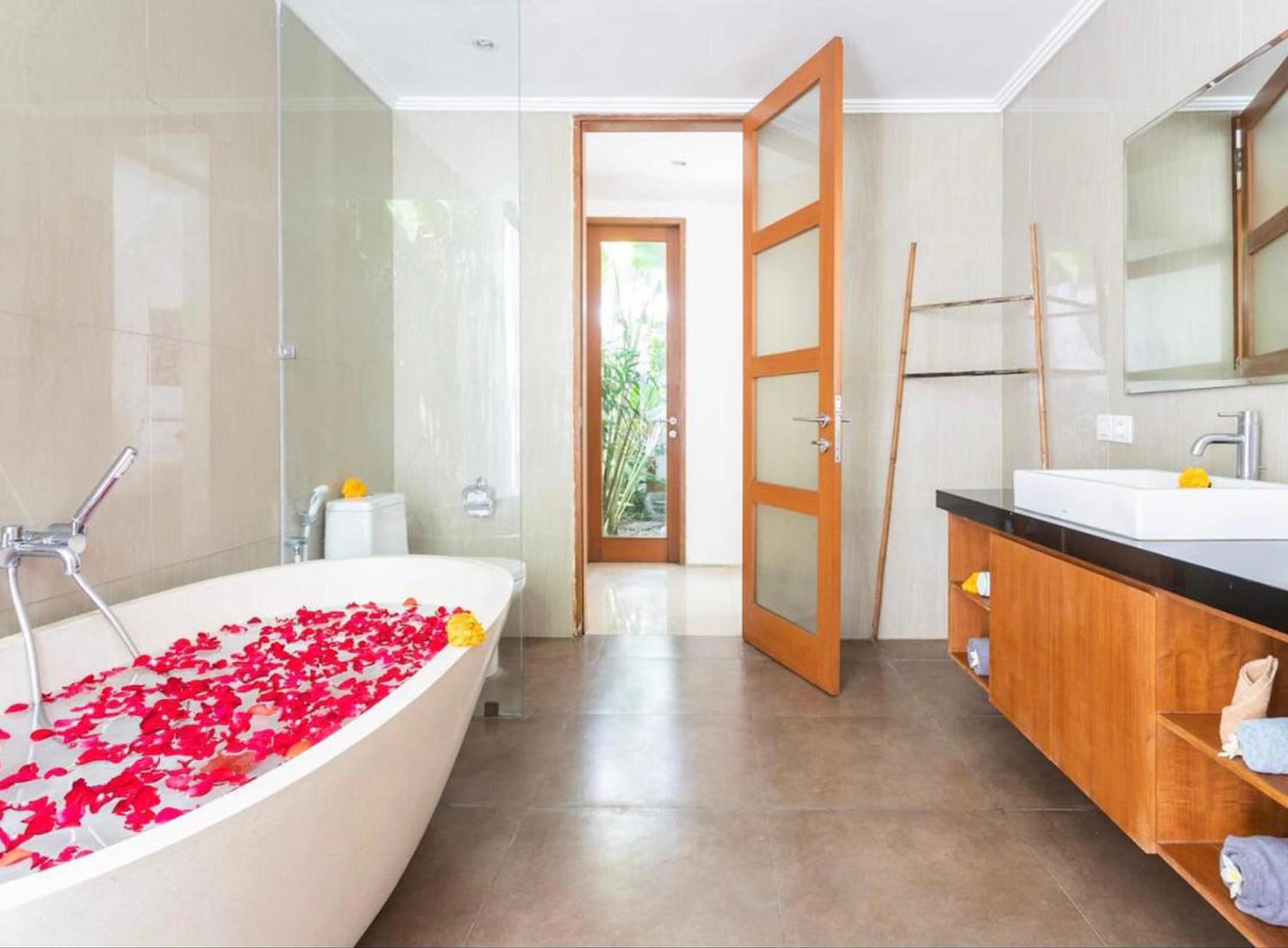 Three-Bedroom Villa with Private Pool and Garden - Photo 26