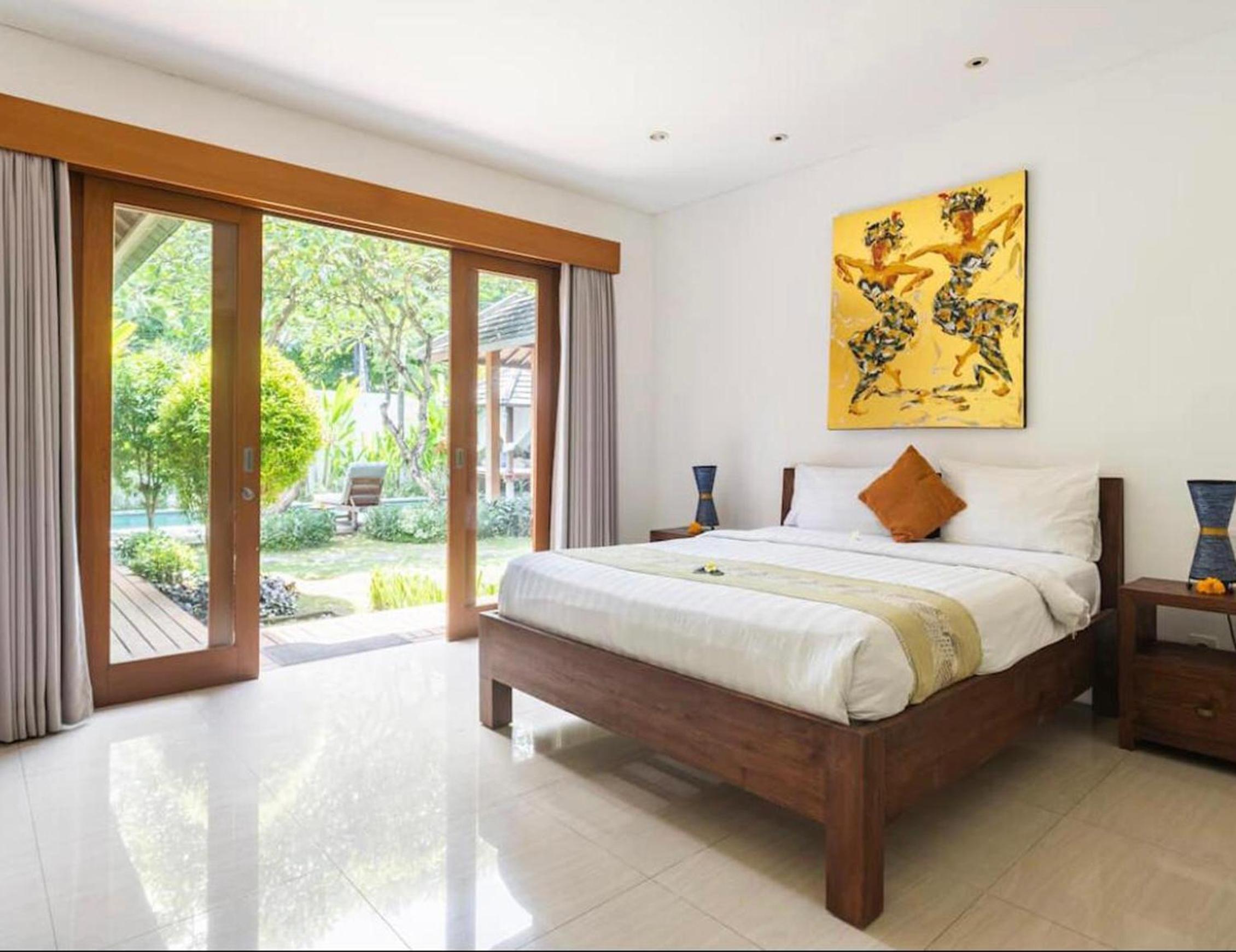 Three-Bedroom Villa with Private Pool and Garden - Photo 21