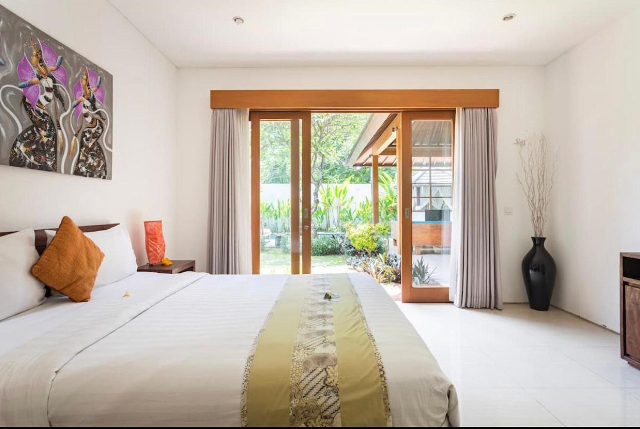 Three-Bedroom Villa with Private Pool and Garden - Photo 18
