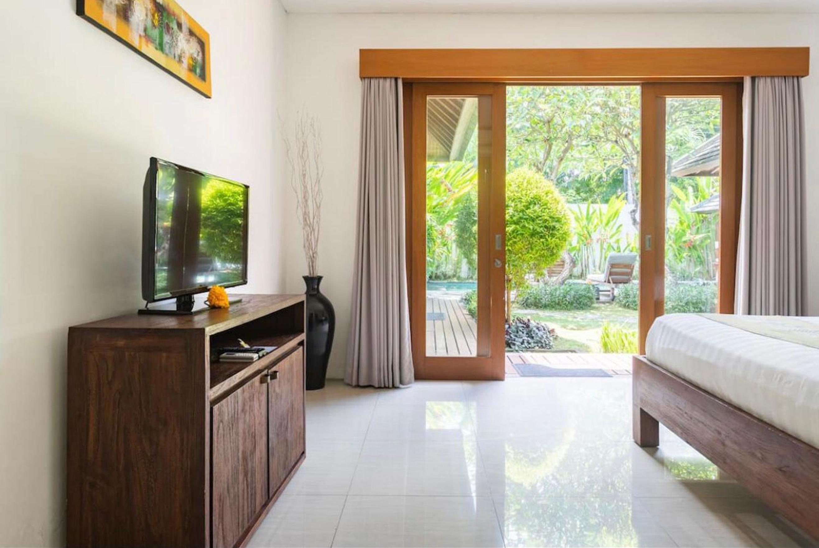 Three-Bedroom Villa with Private Pool and Garden - Photo 16
