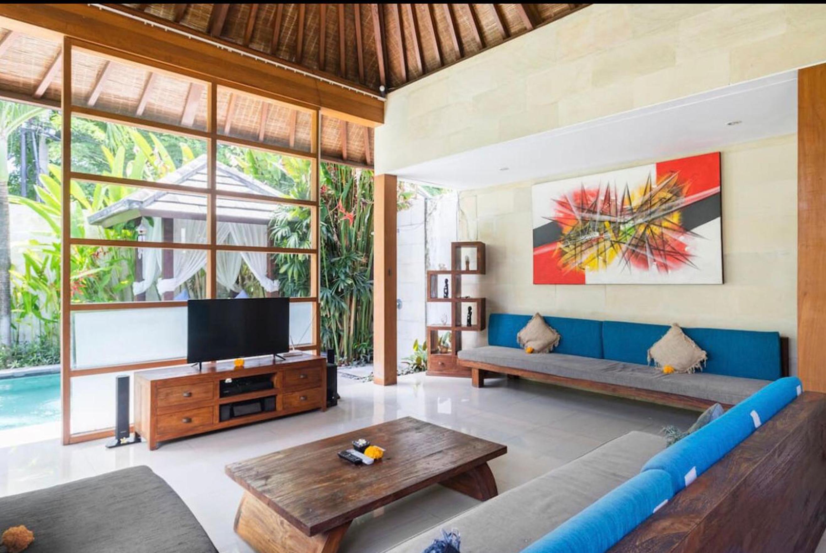 Three-Bedroom Villa with Private Pool and Garden - Photo 12