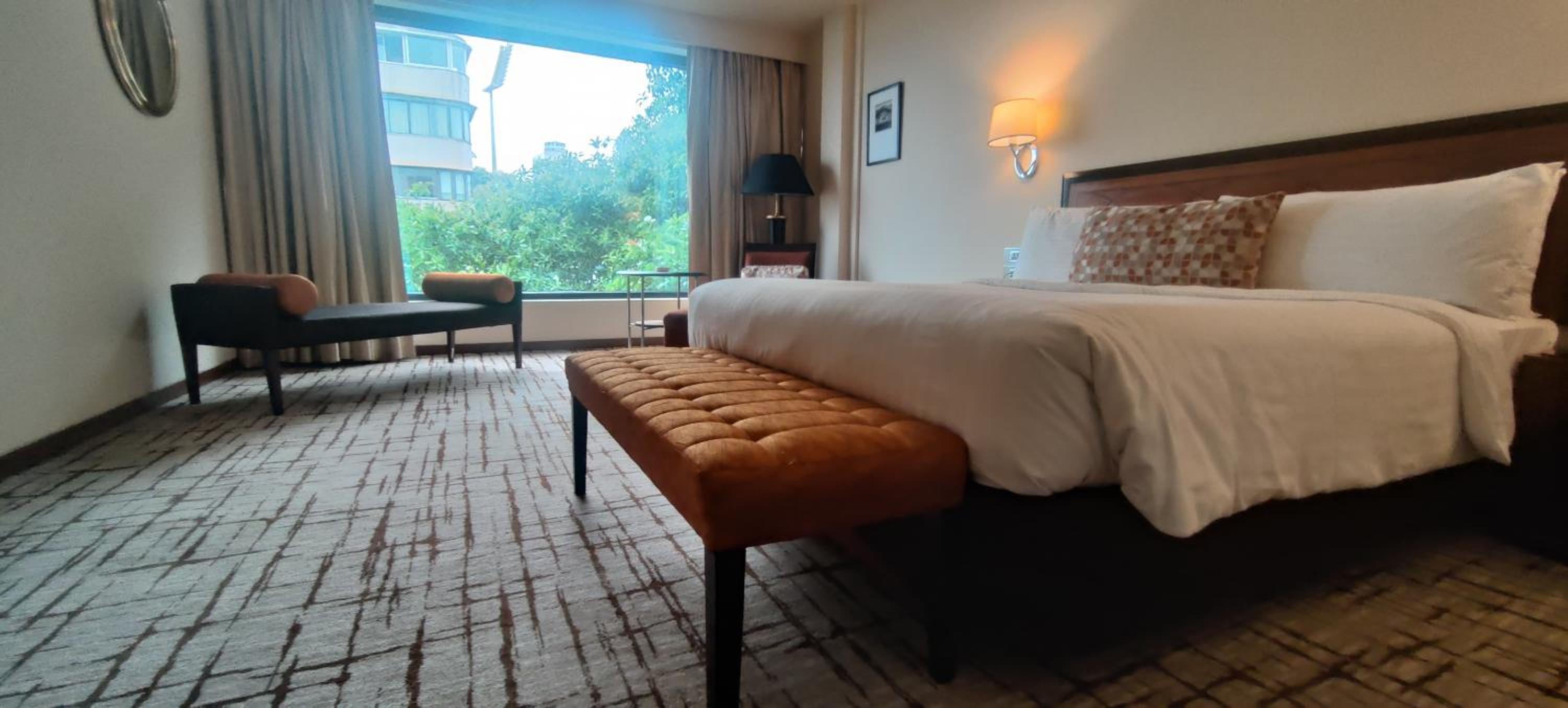 Deluxe Suite with Partial Sea View
