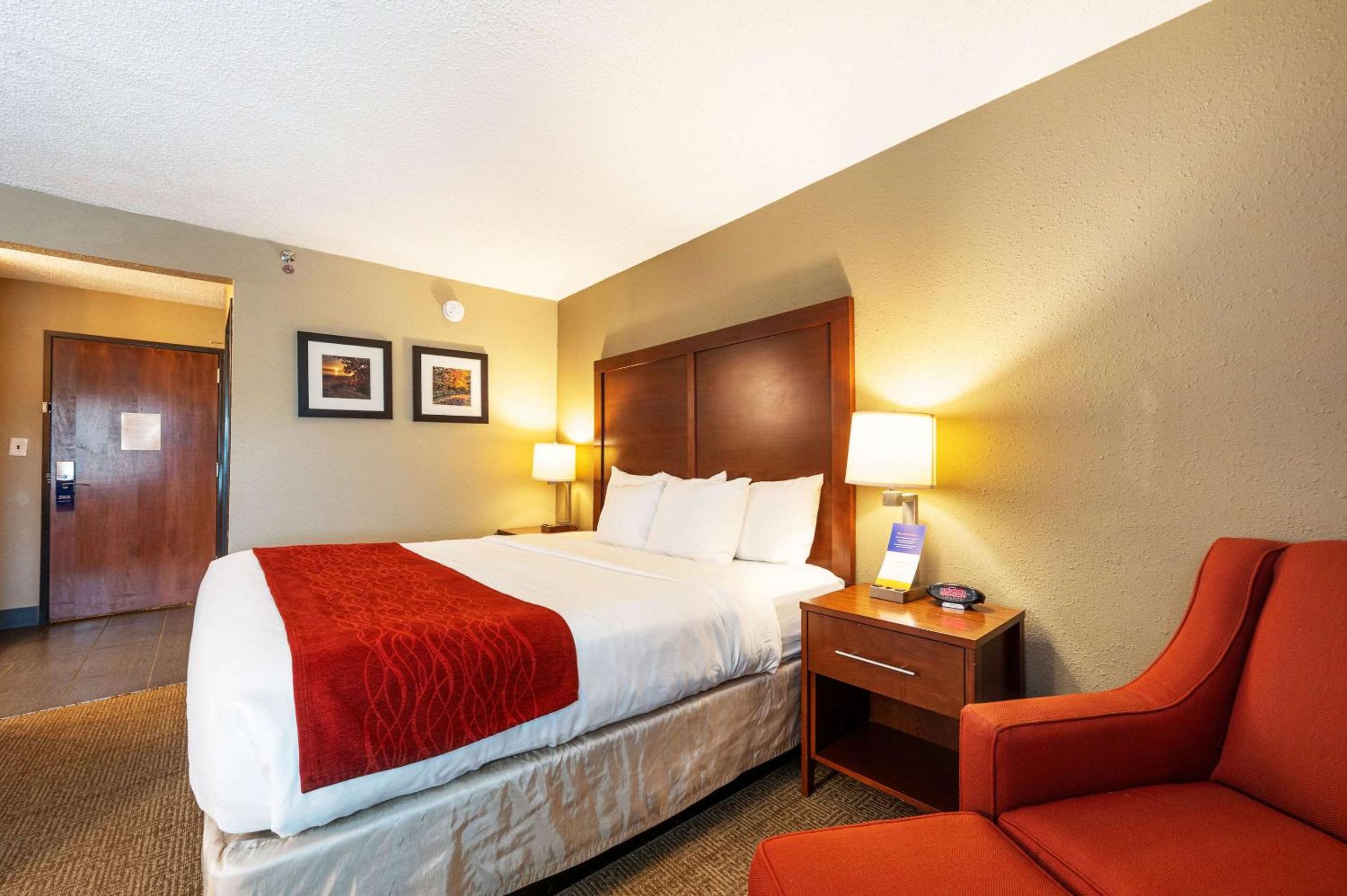King Room - Non-Smoking - Photo 3