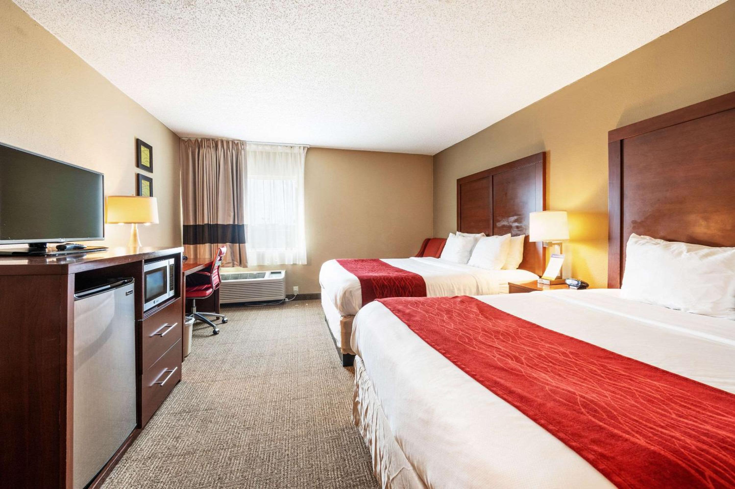 Queen Room with Two Queen Beds - Non-Smoking - Photo 1
