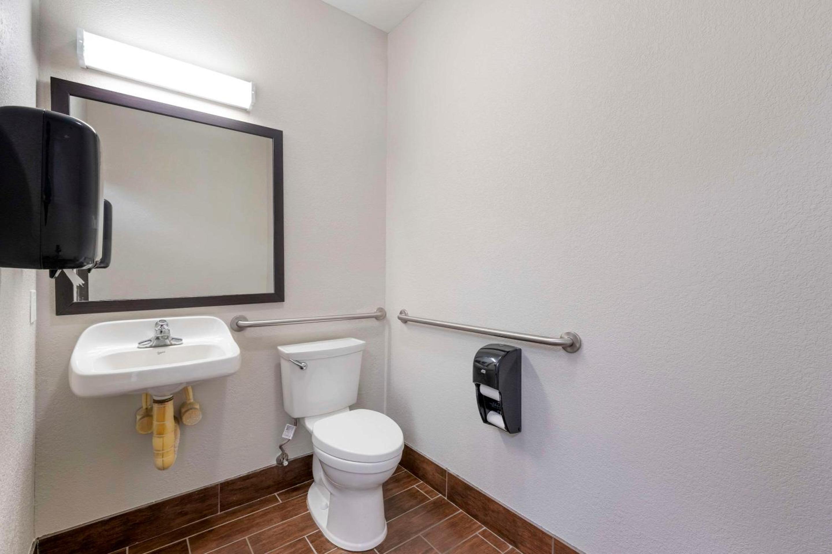 King Room Mobility and Hearing Accessible -  Accessible/Non-Smoking - Photo 7
