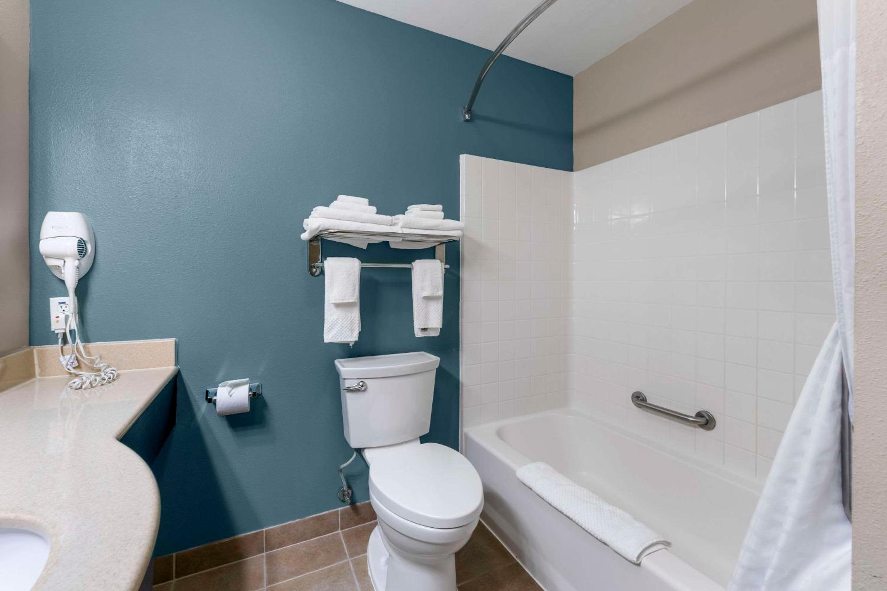 Double Suite with Two Double Beds - Non-Smoking - Photo 4