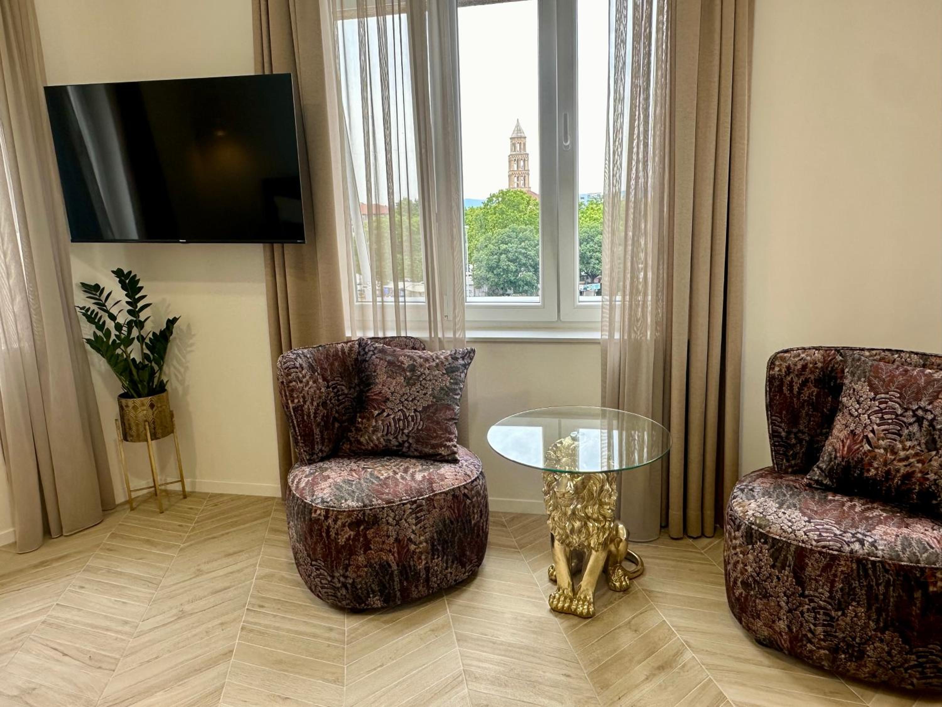 Deluxe Double Room with Side Sea View