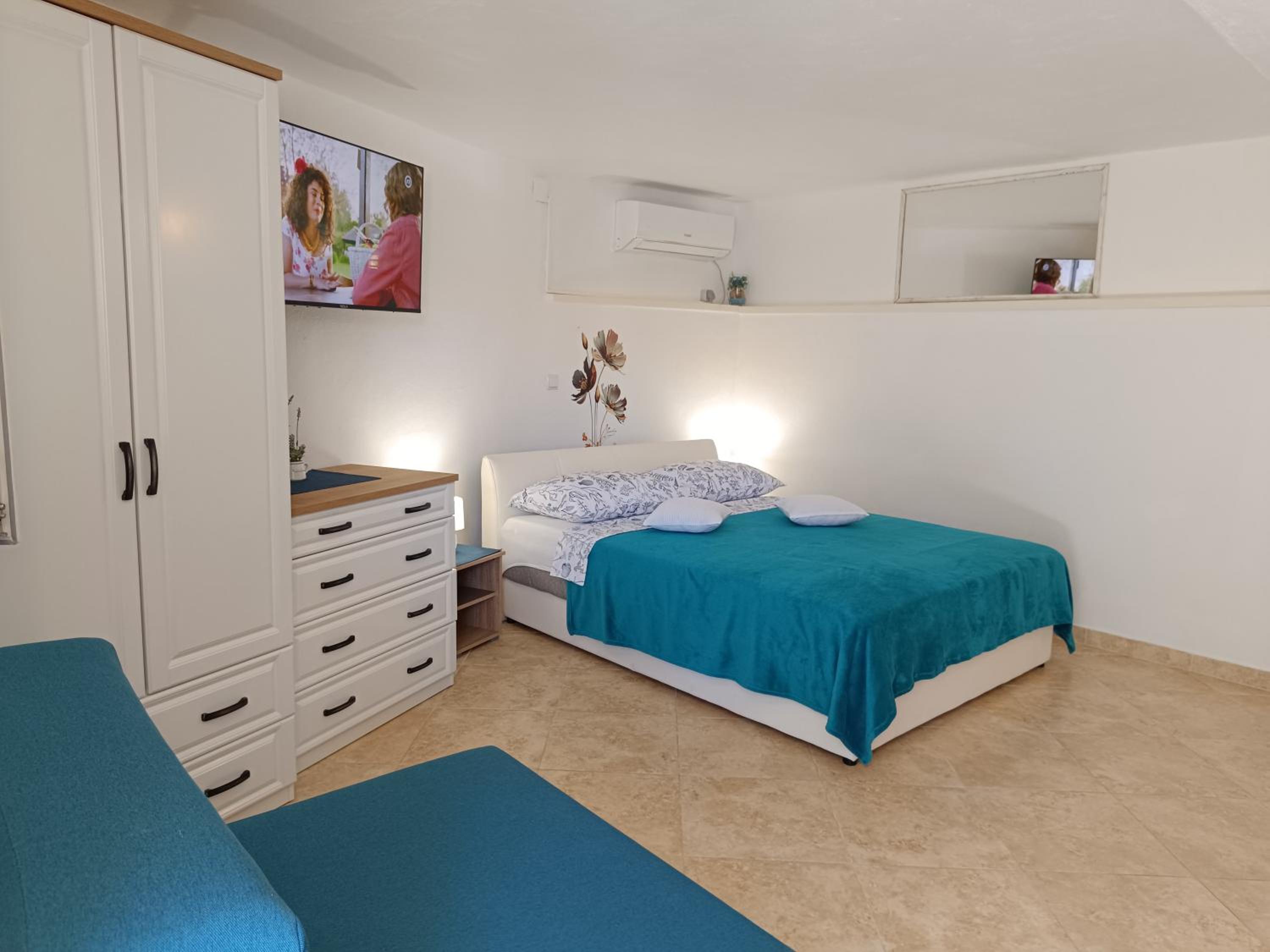 Studio Apartment with Balcony photo 1