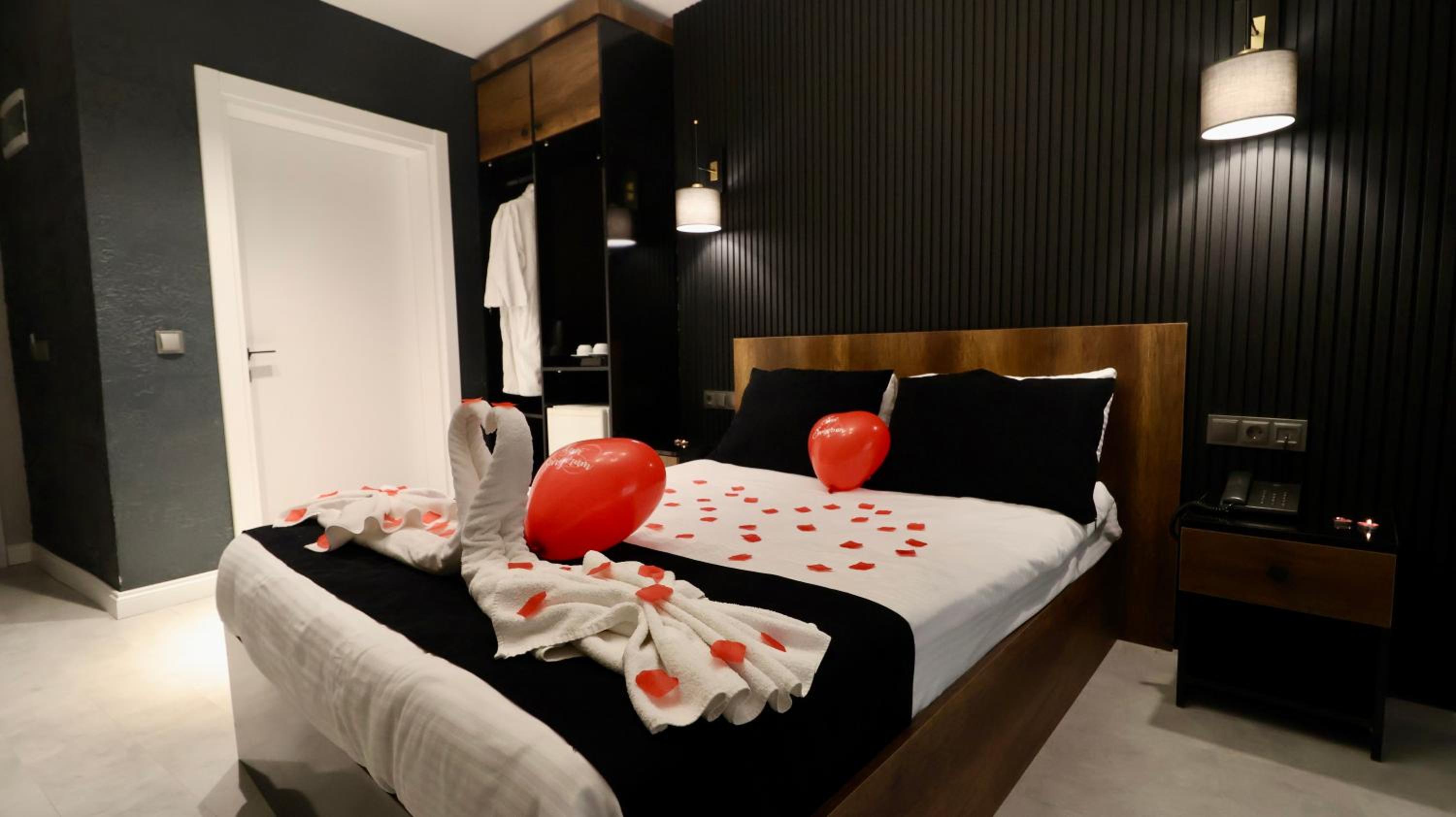 King Room with Roll-In Shower - Disability Access