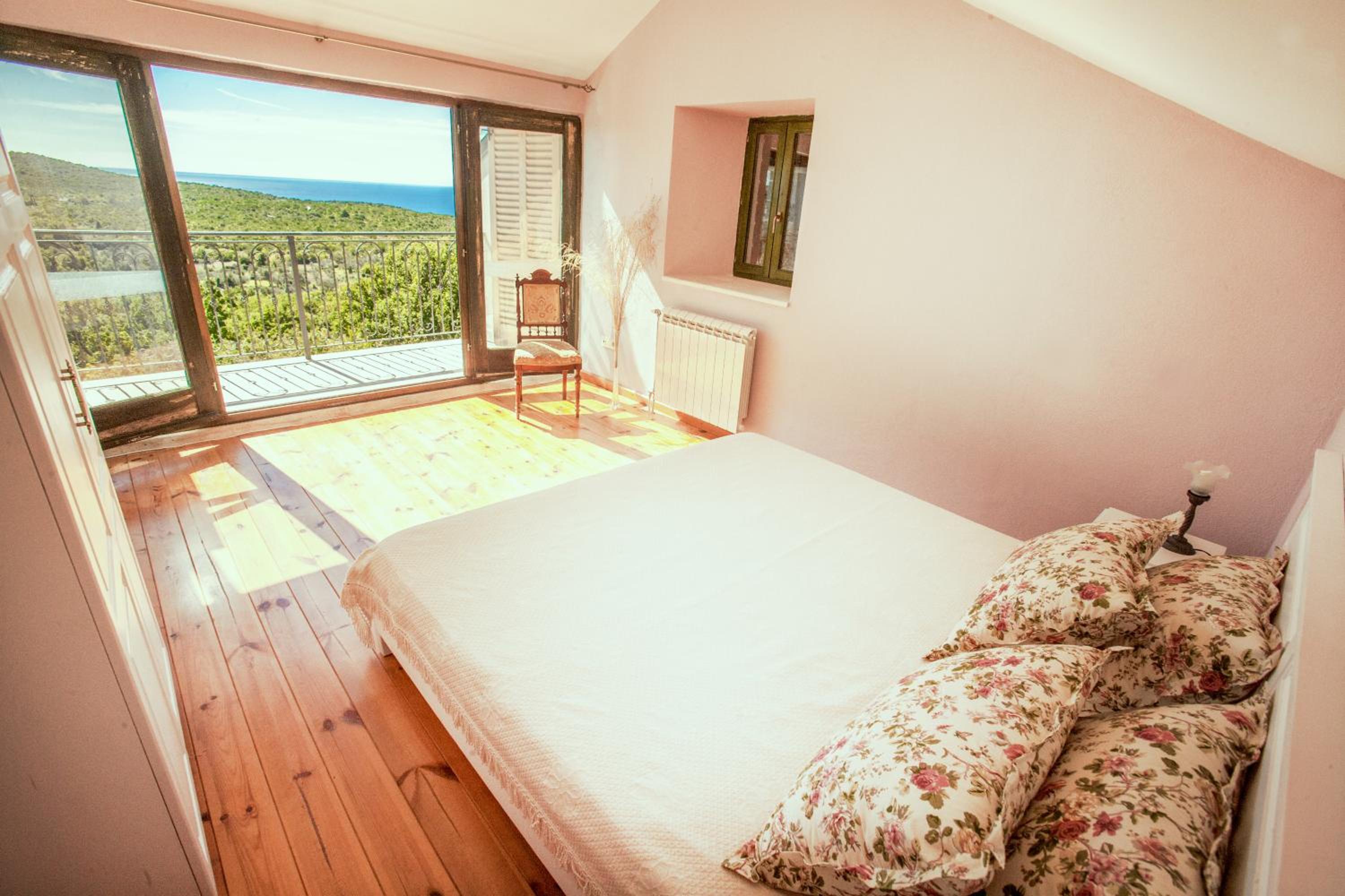 Deluxe Honeymoon Suite with Balcony photo 1