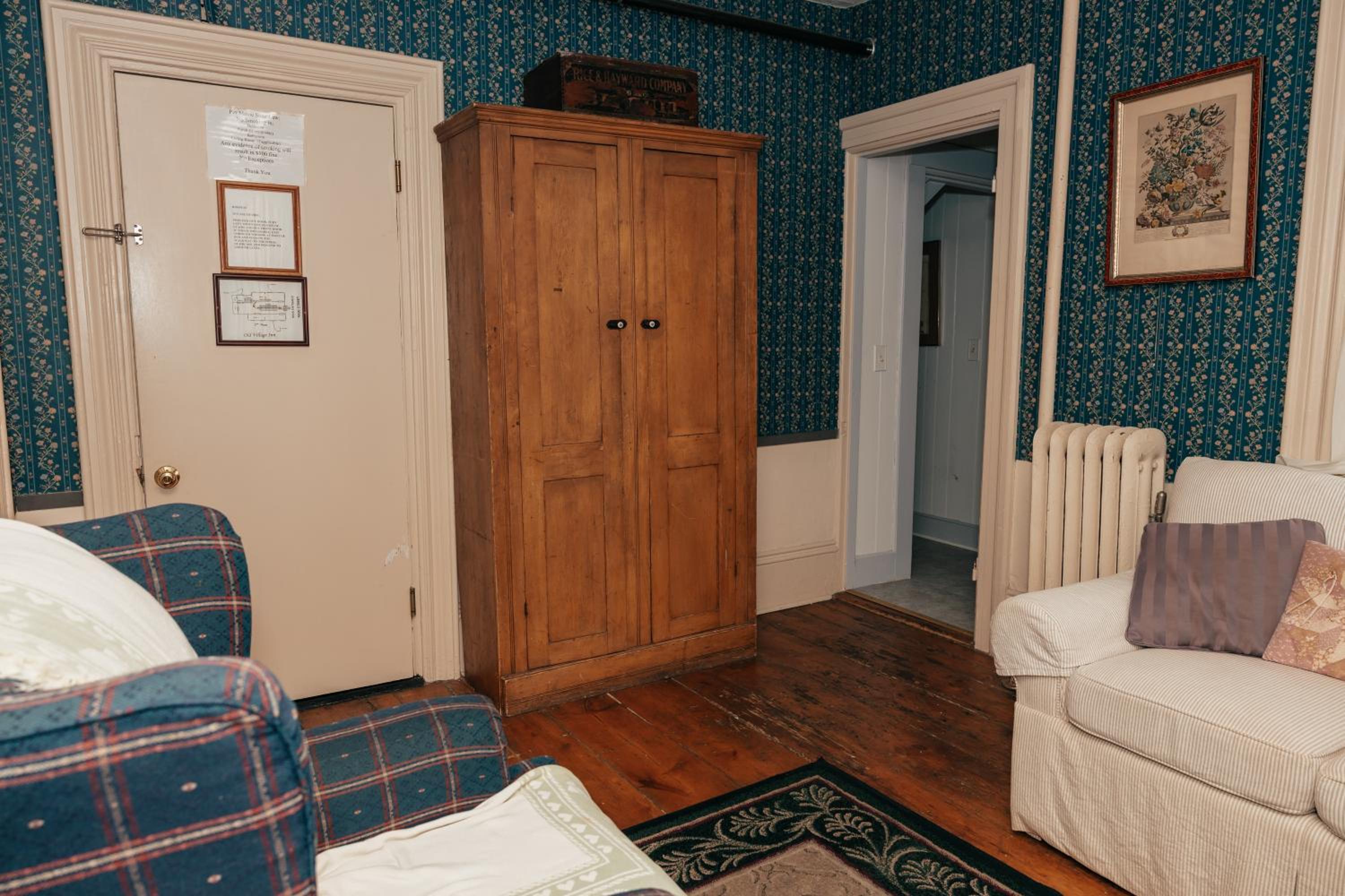 Queen Room photo 2