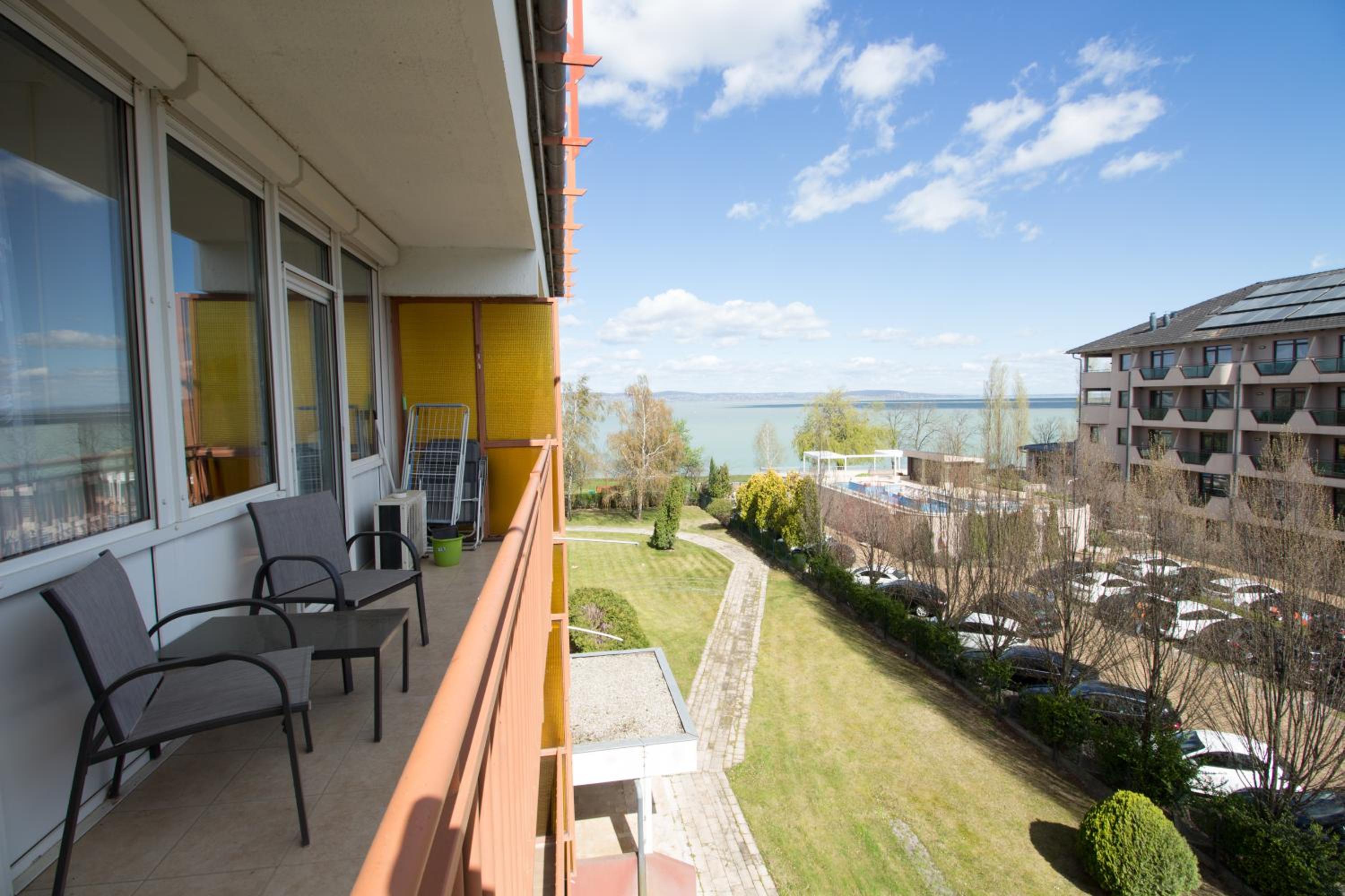 One-Bedroom Apartment with Lake View photo 2