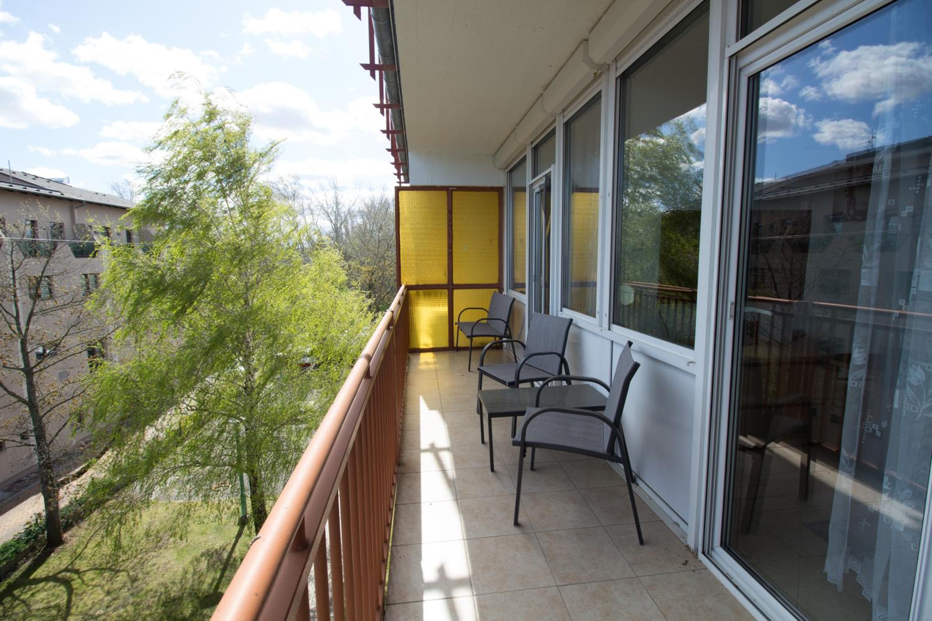 One-Bedroom Apartment with Lake View photo 3