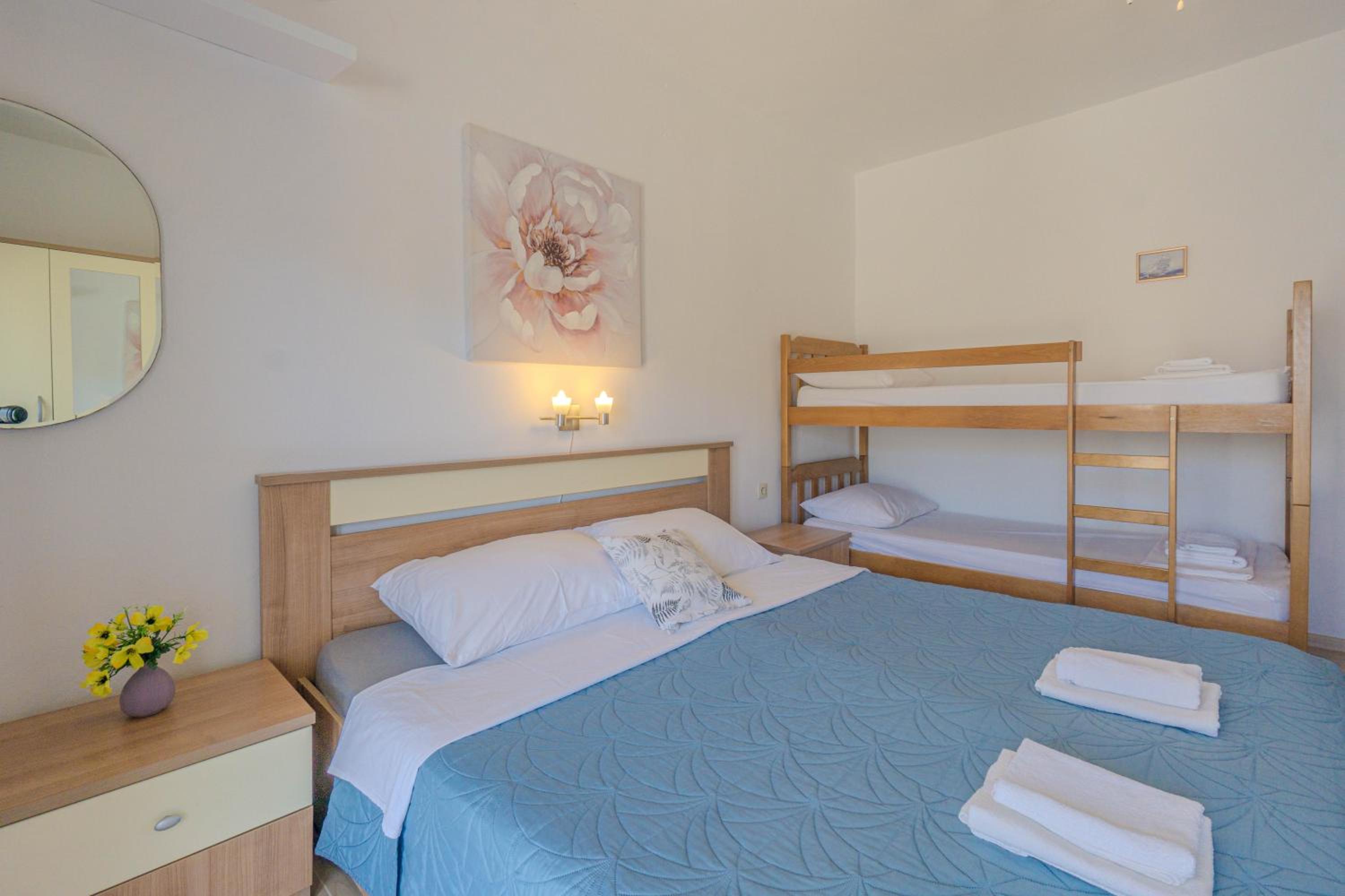 Apartment 3 photo 2