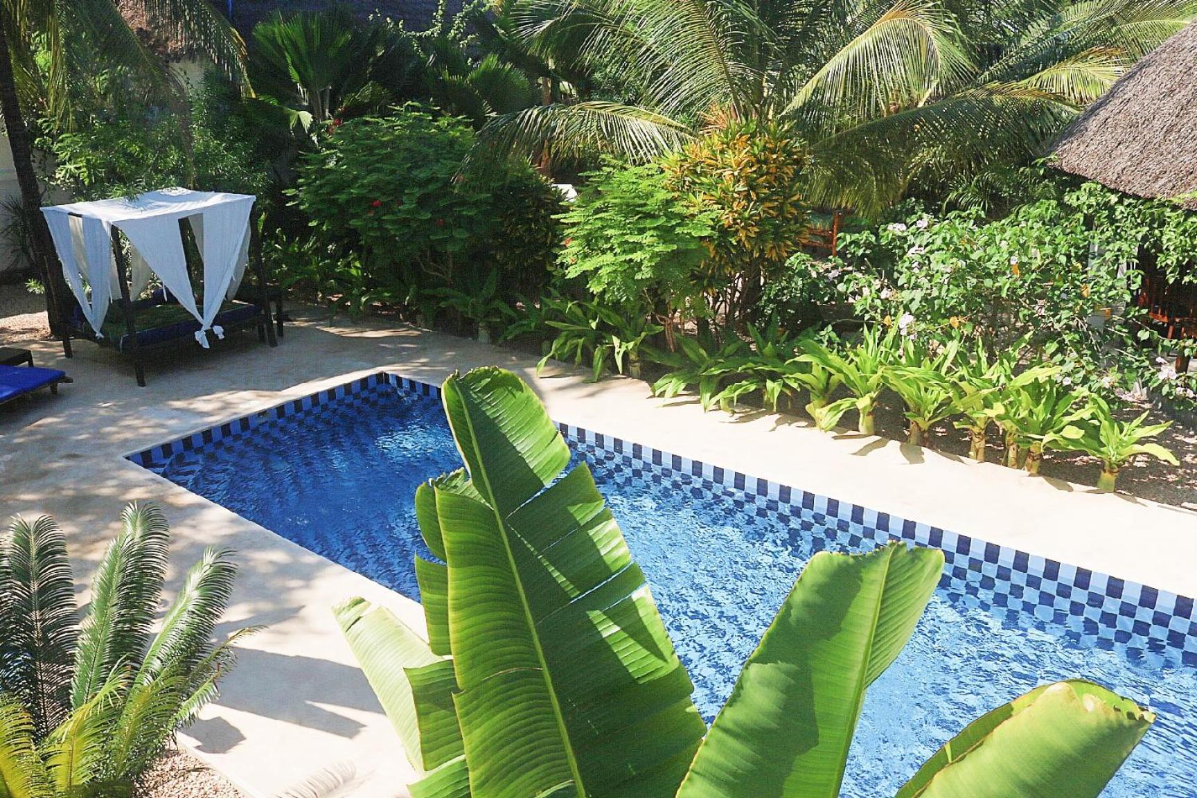 Double Room with Pool View - Photo 9