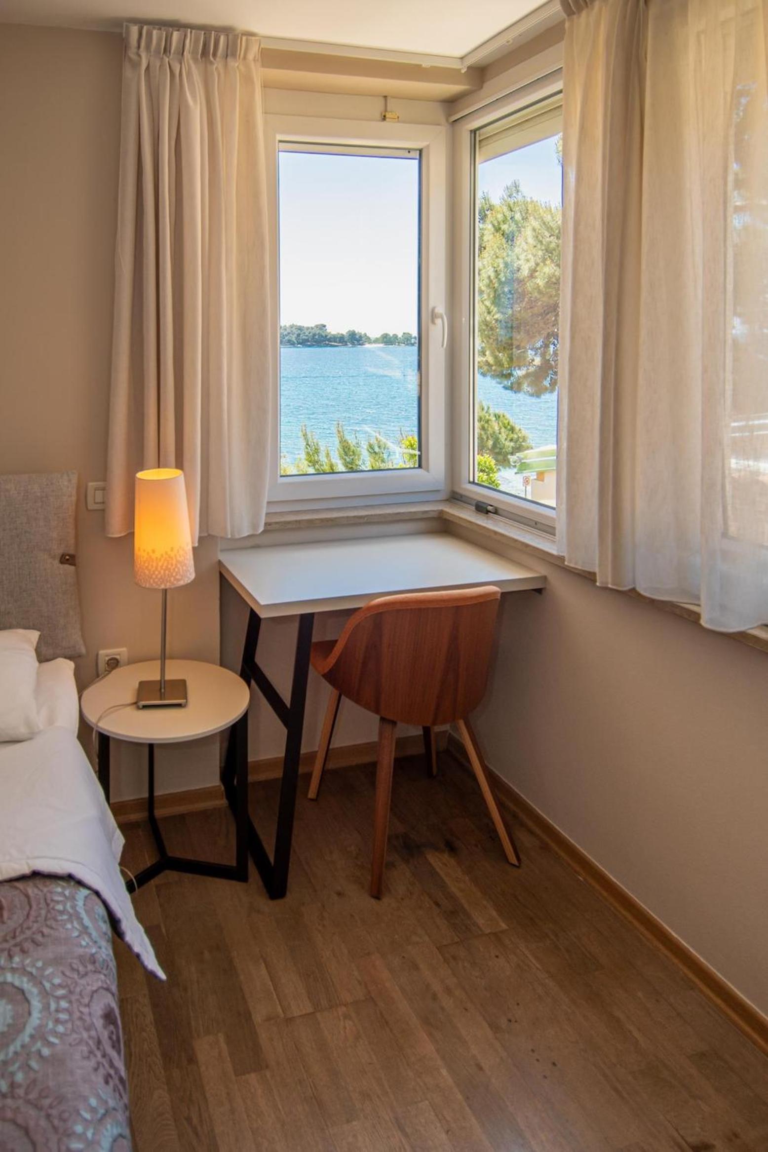 Double Room with Side Sea View - Photo 3