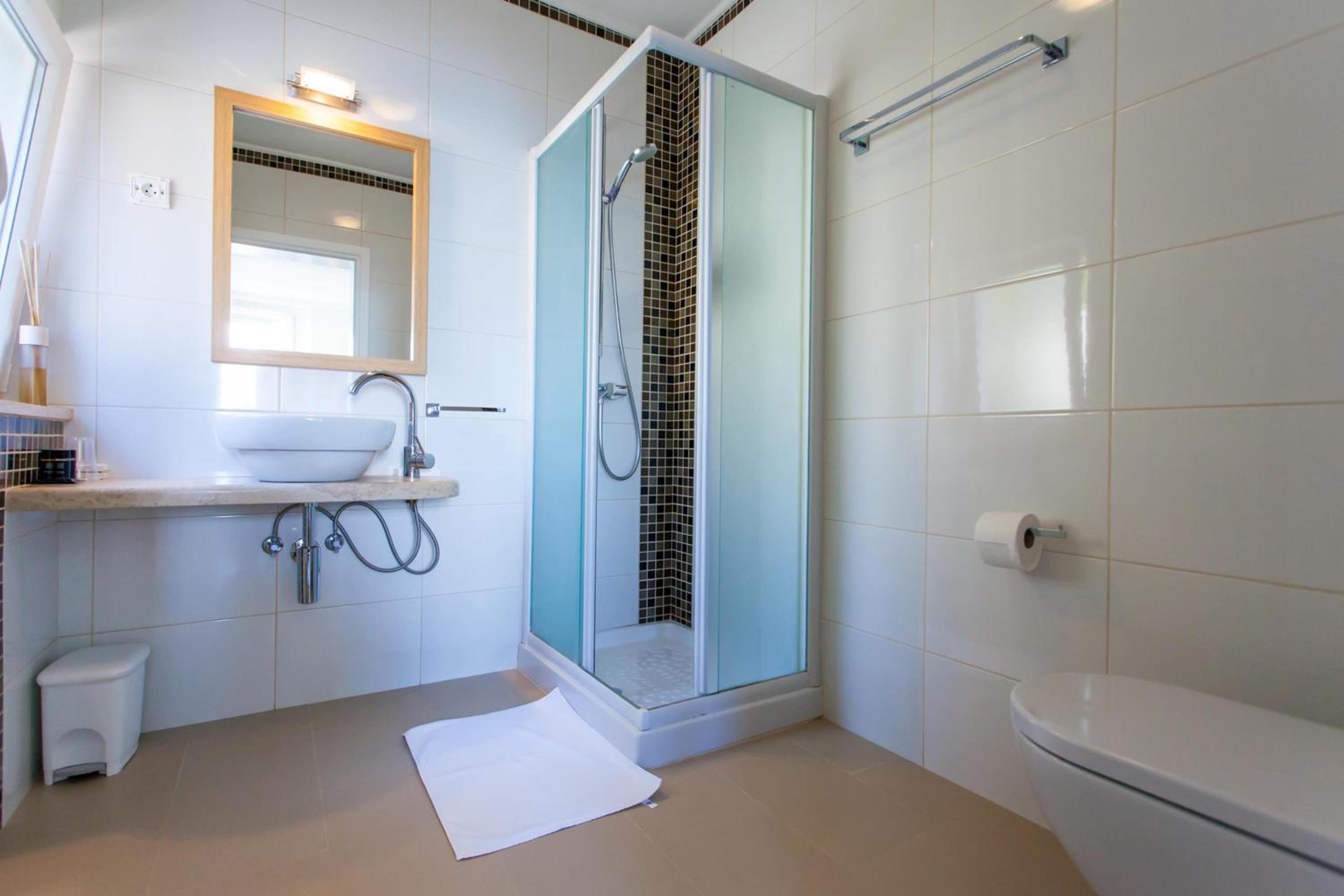 Double Room with Side Sea View - Photo 2
