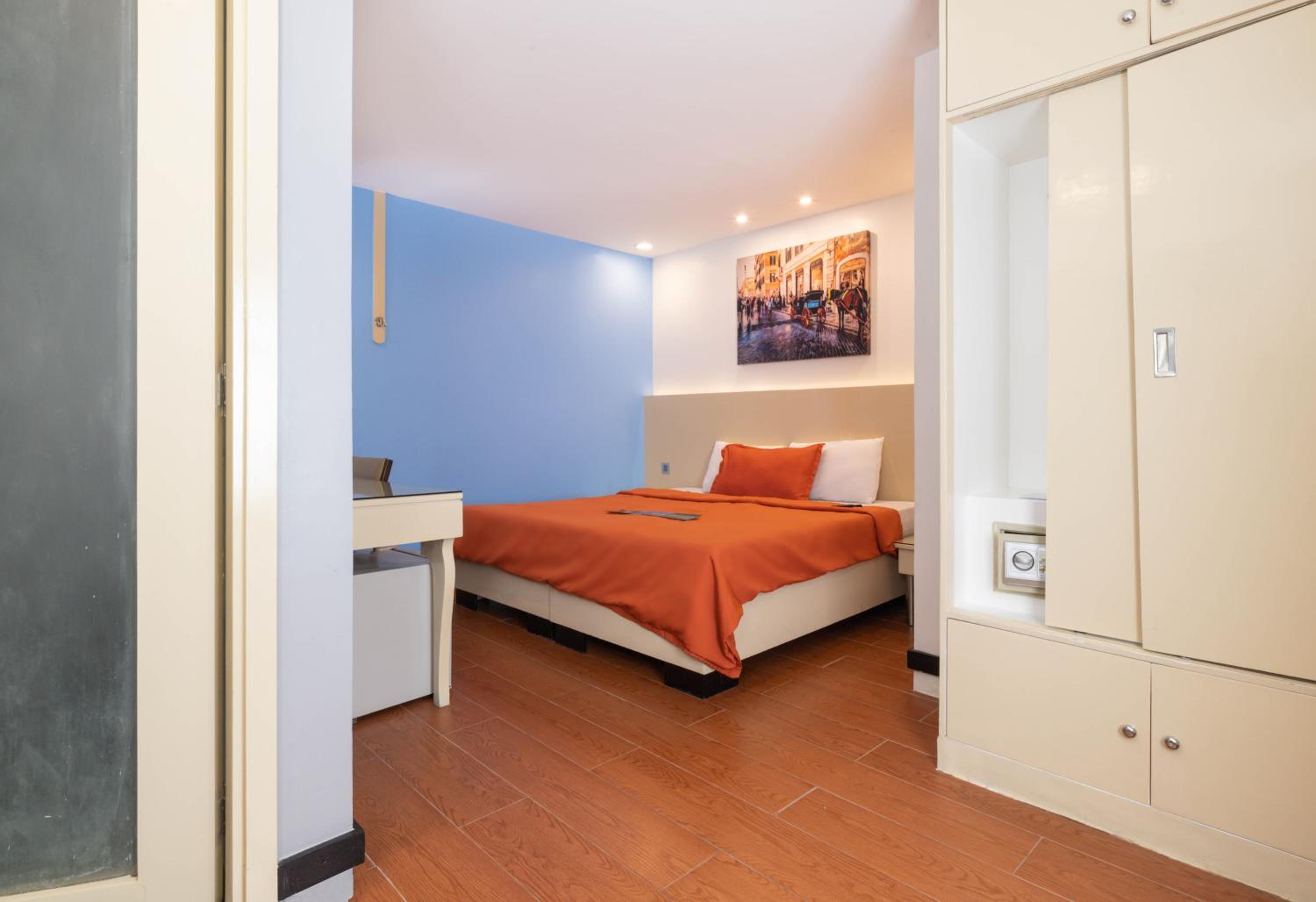 Euro Suite 1 - Photo 3