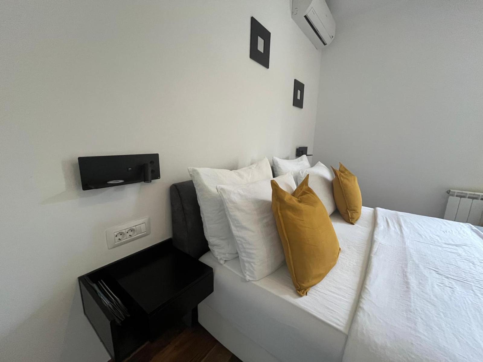 Deluxe Double Room - Photo 19