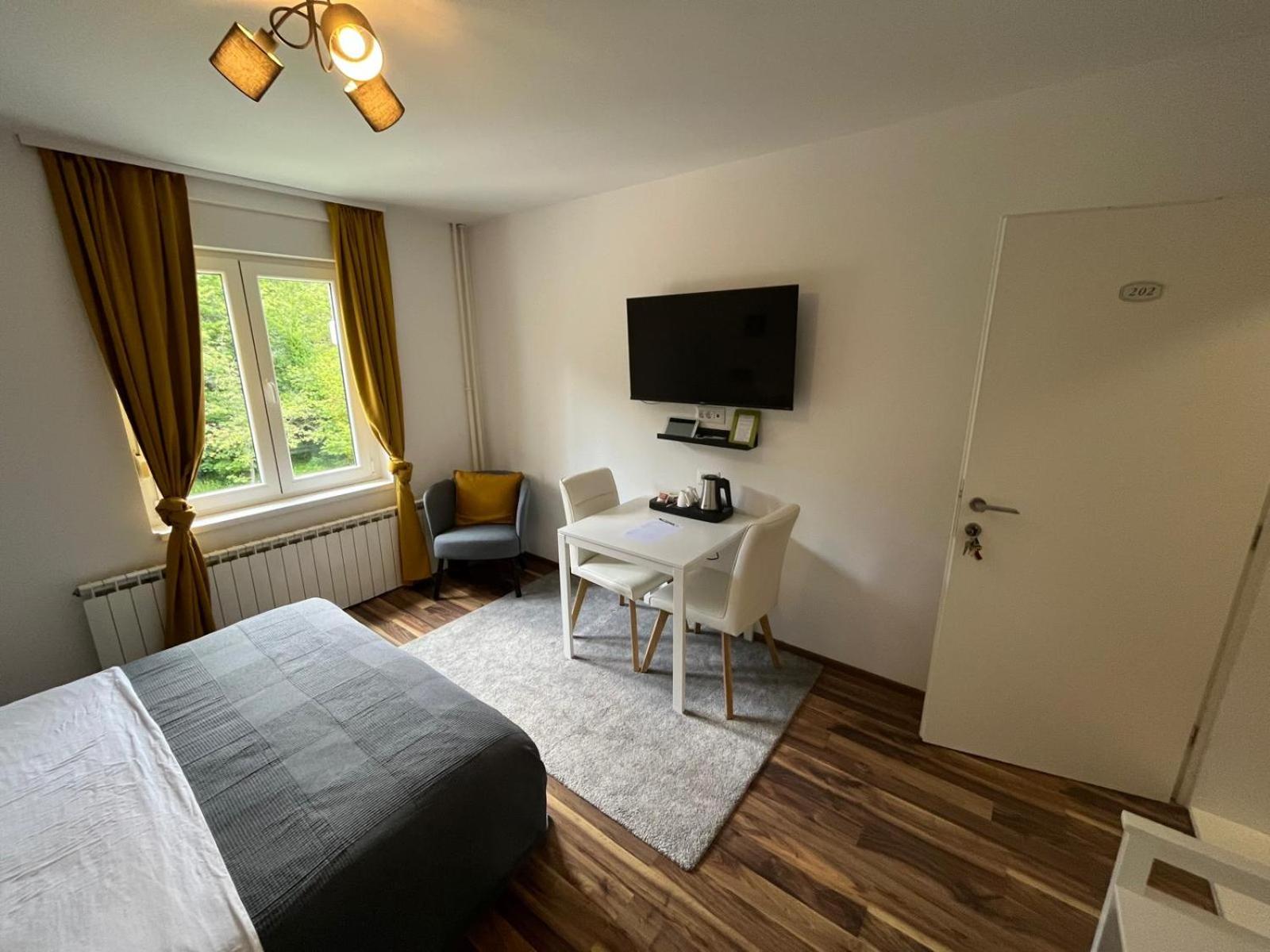 Deluxe Double Room - Photo 9