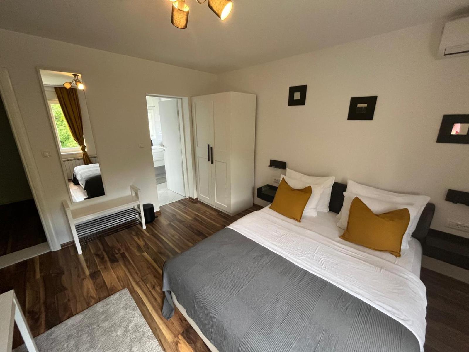 Deluxe Double Room - Photo 12
