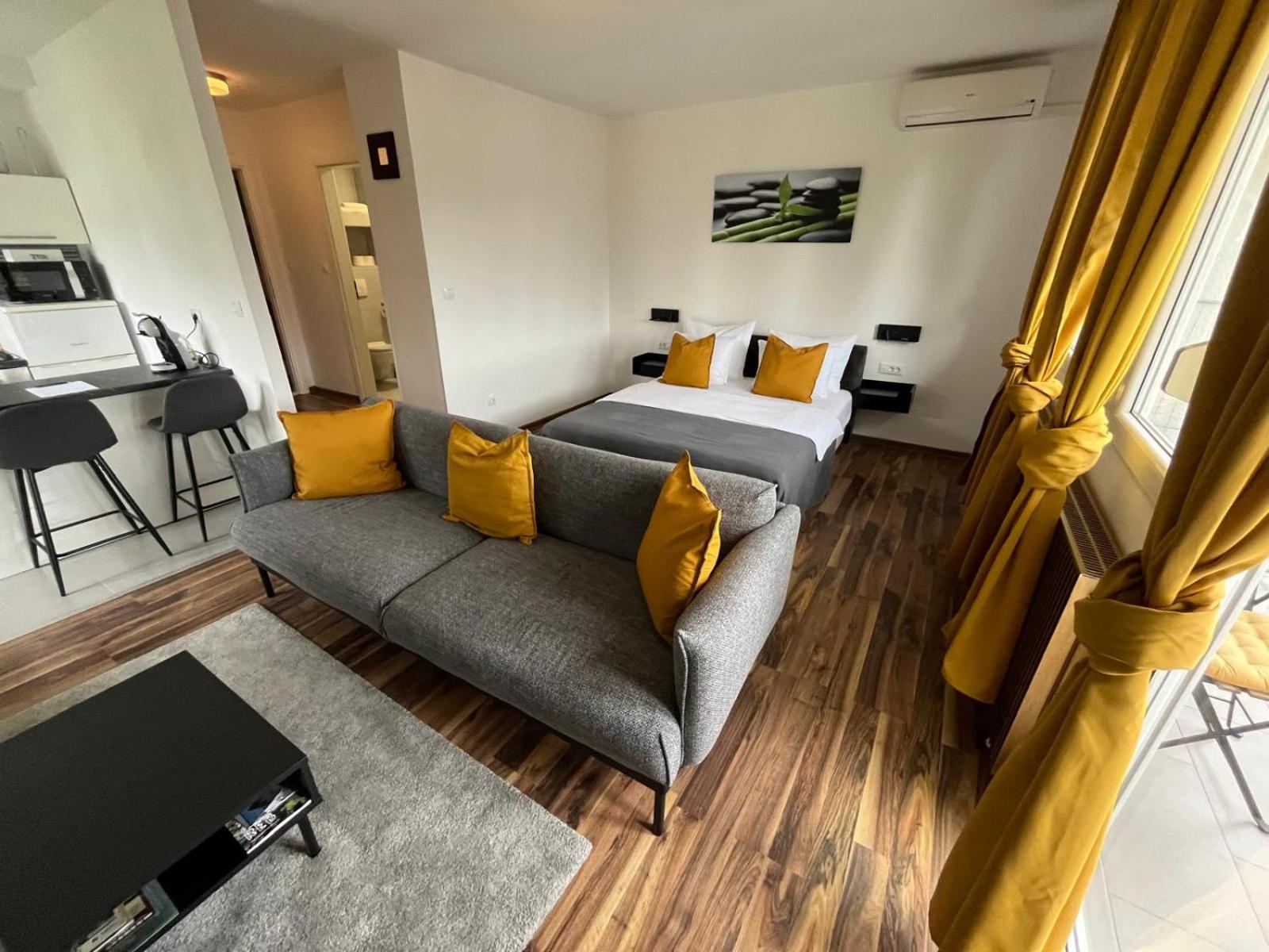 Deluxe Studio with Balcony - Photo 17