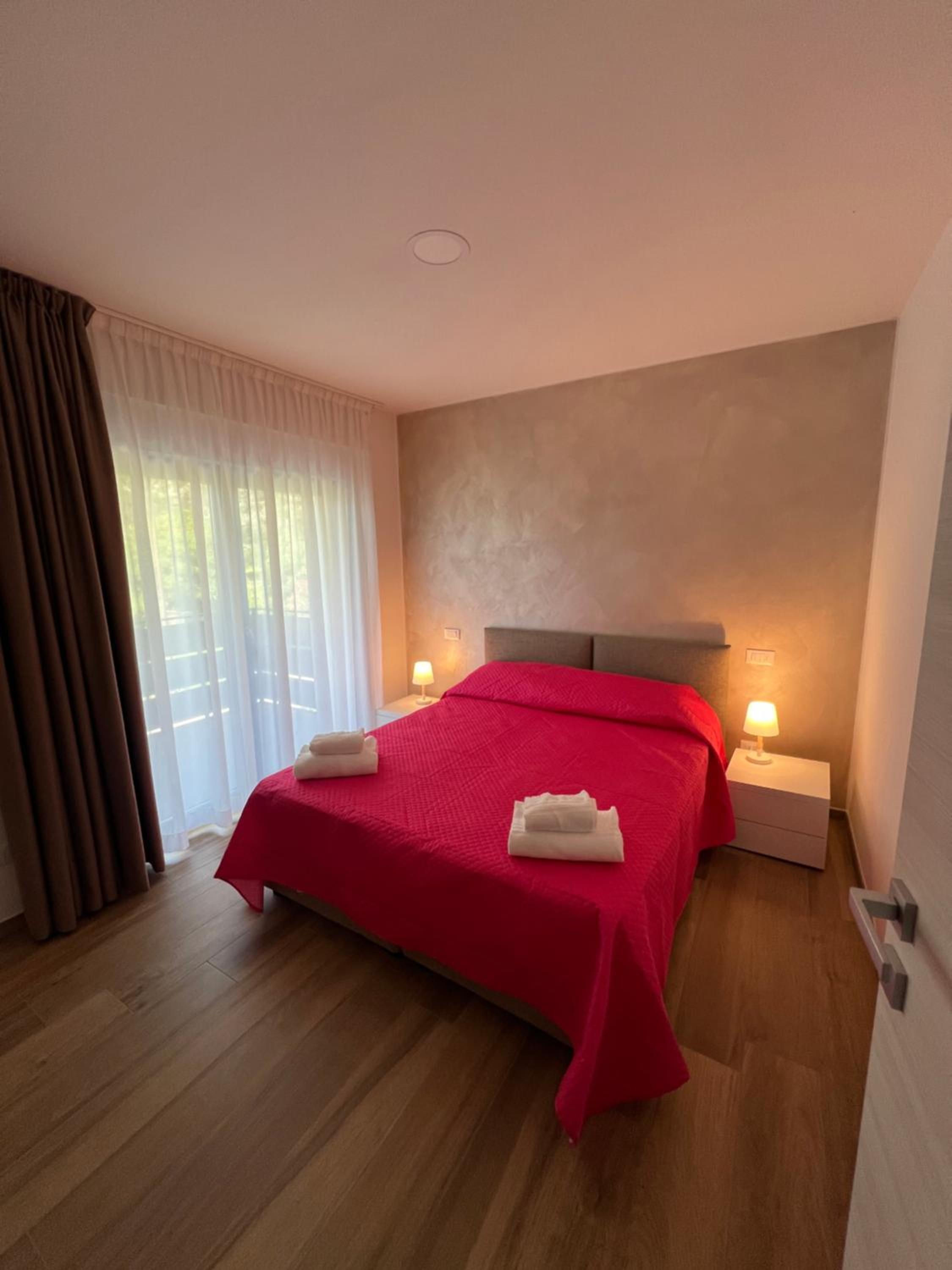 One-Bedroom Apartment with Balcony and Mountain View   photo 2