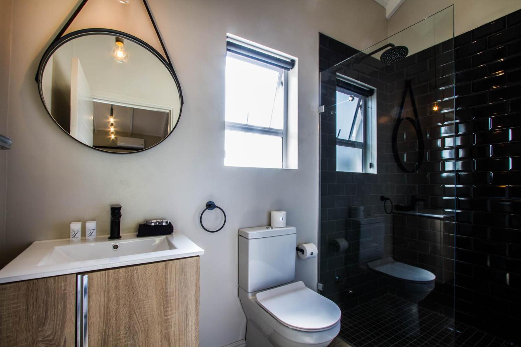 Superior Suites with Garden & Fountain View - Photo 7