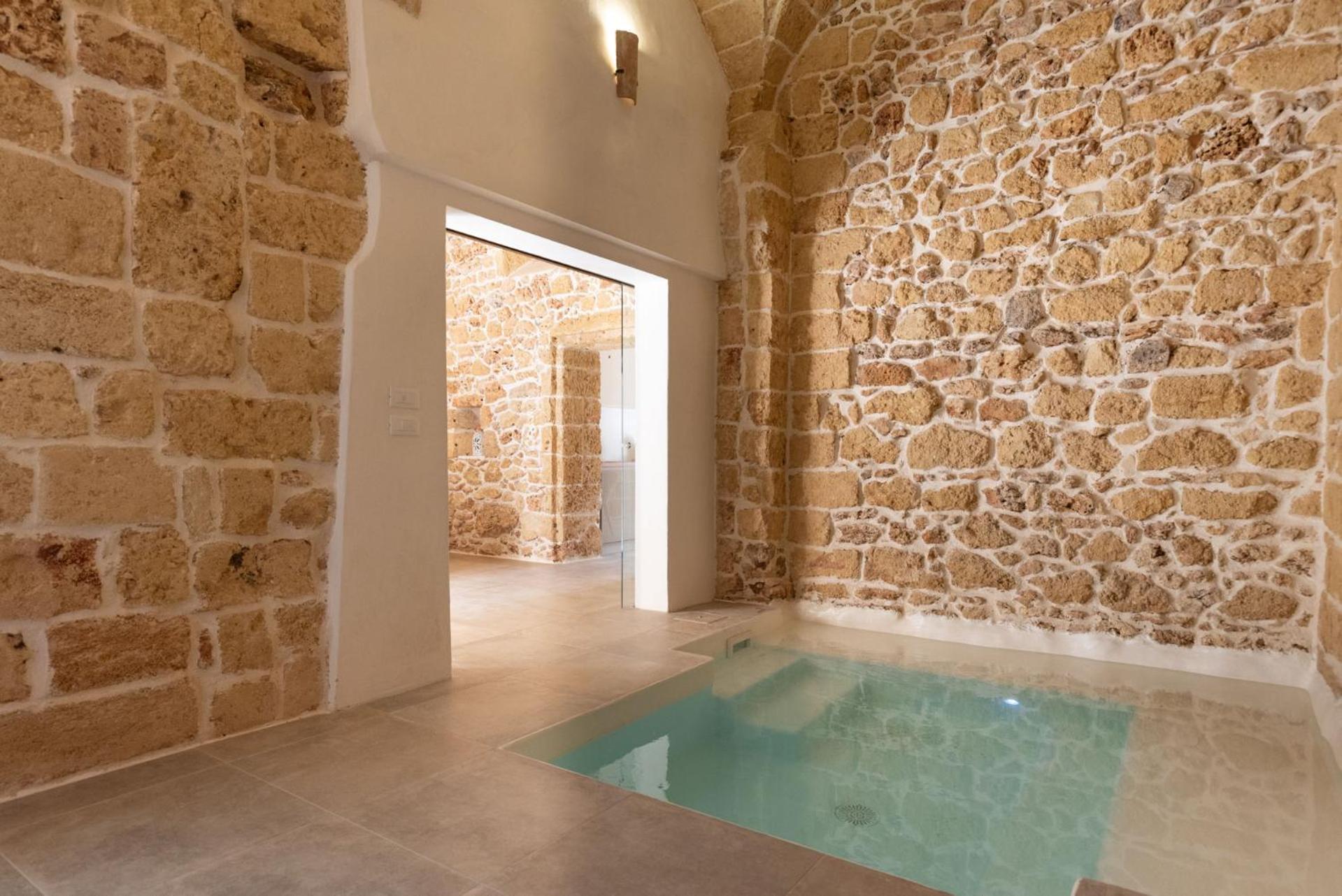 Queen Suite with Pool View photo 3